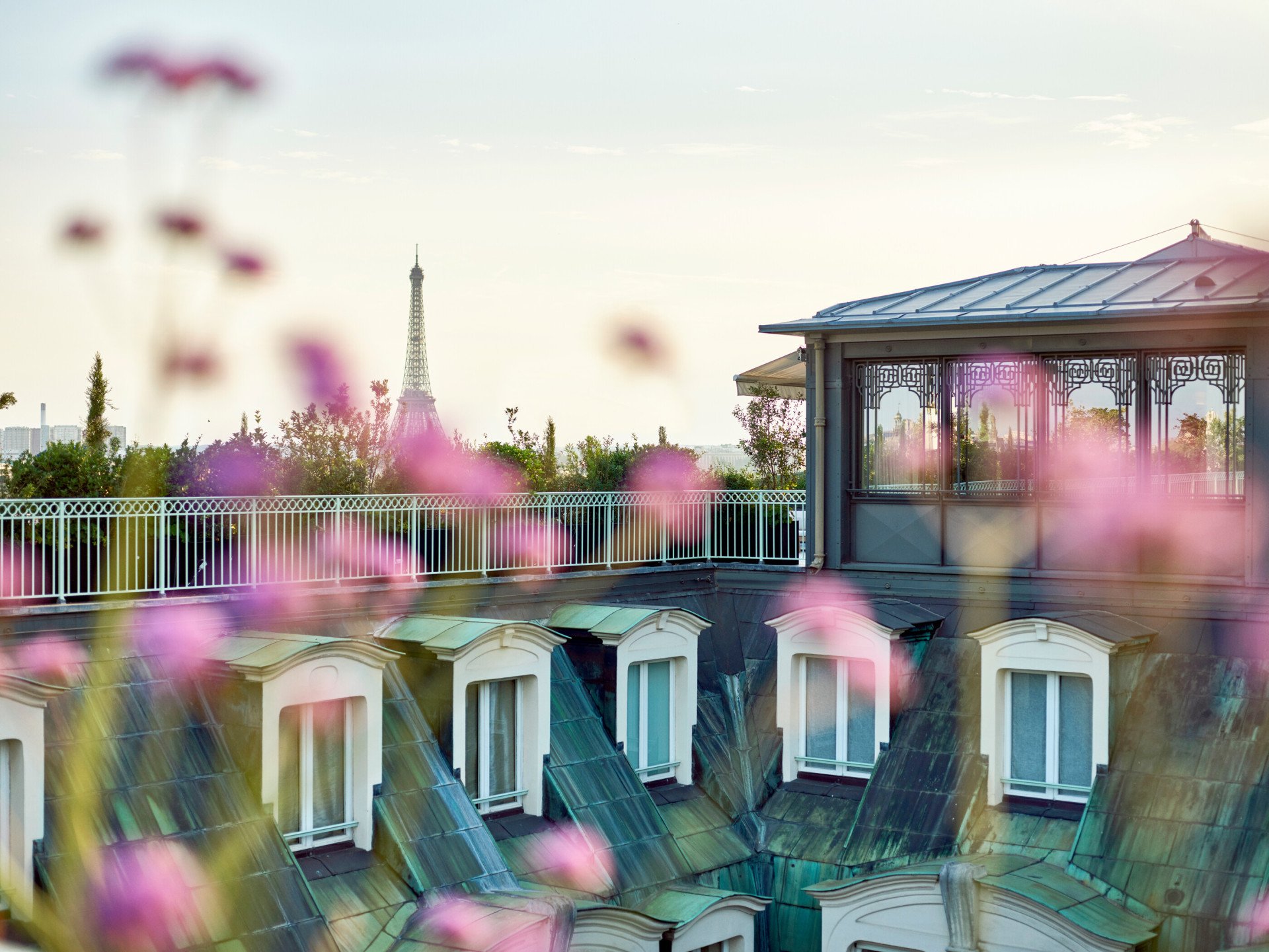 Vue de la Tour Eiffel depuis le toit de la suite Belle Etoile au Meurice, Paris