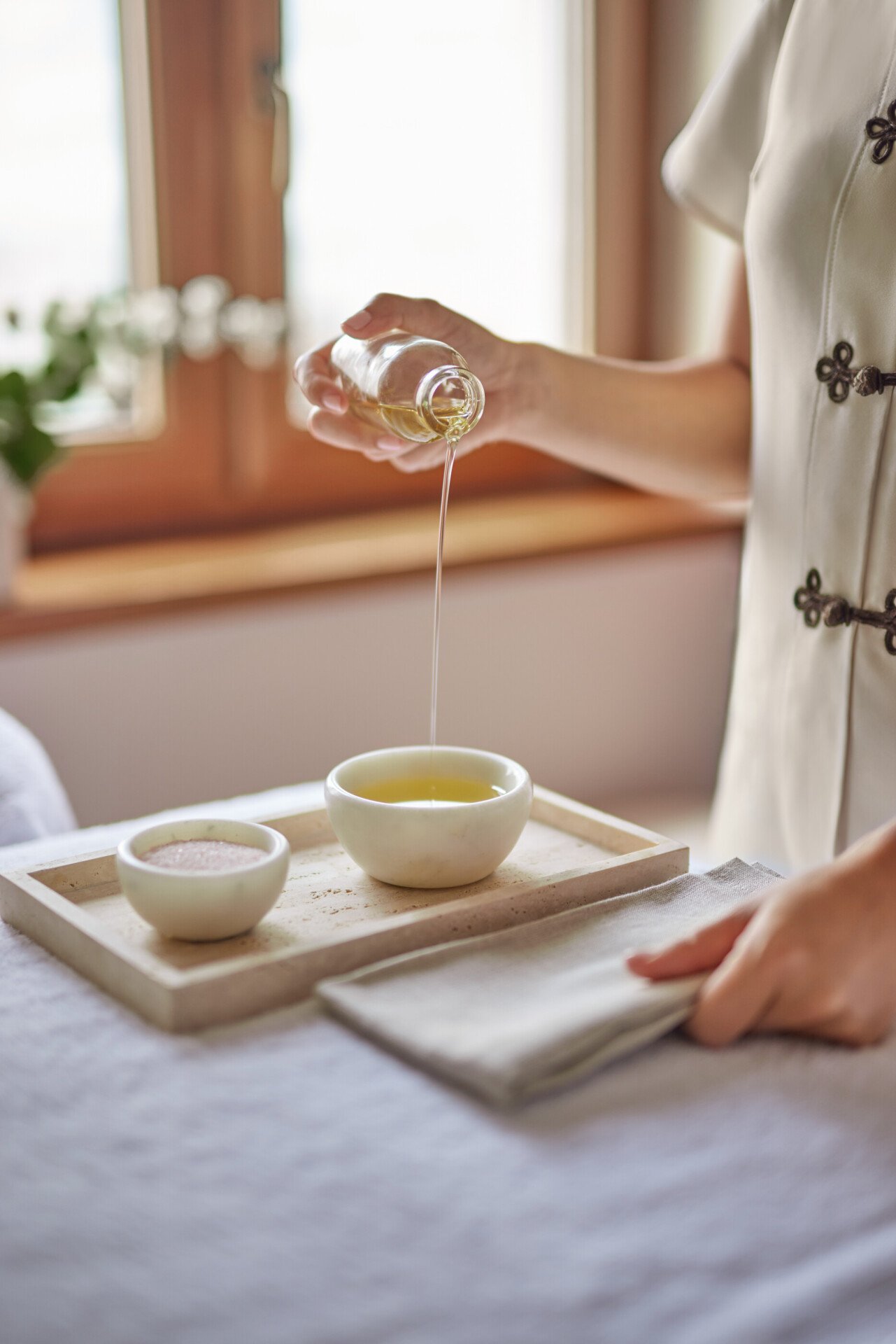 terapista della spa che prepara gli oli per i massaggi