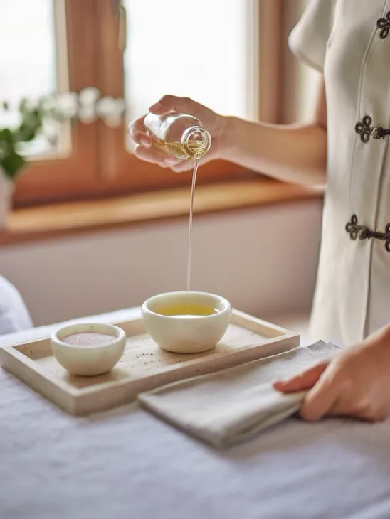 terapista della spa che prepara gli oli per i massaggi