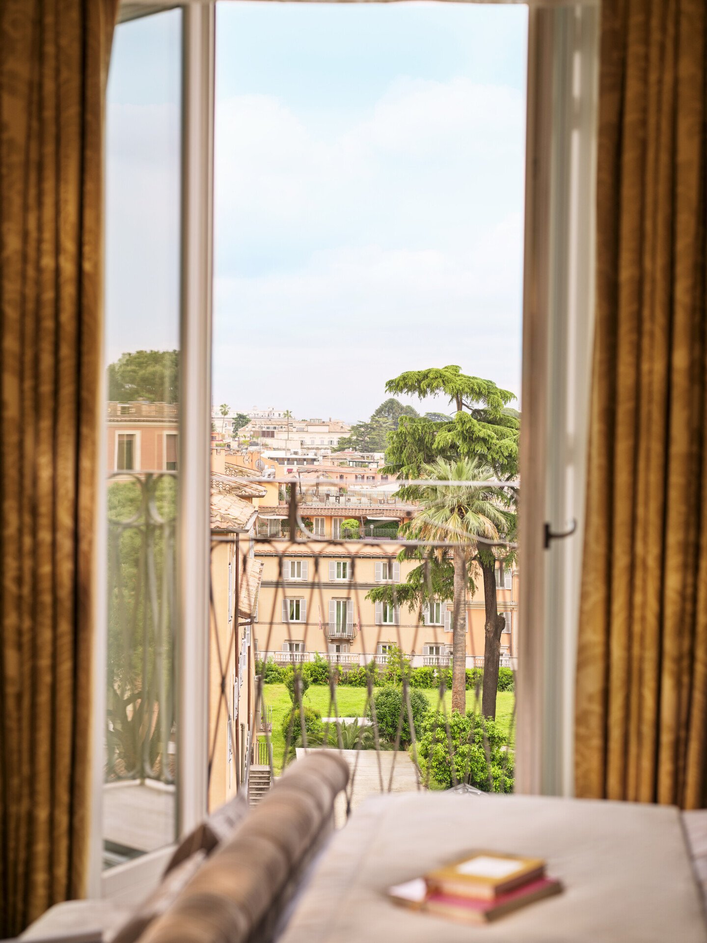 Finestra aperta su un balconcino con vista su Roma da una camera di Hotel Eden