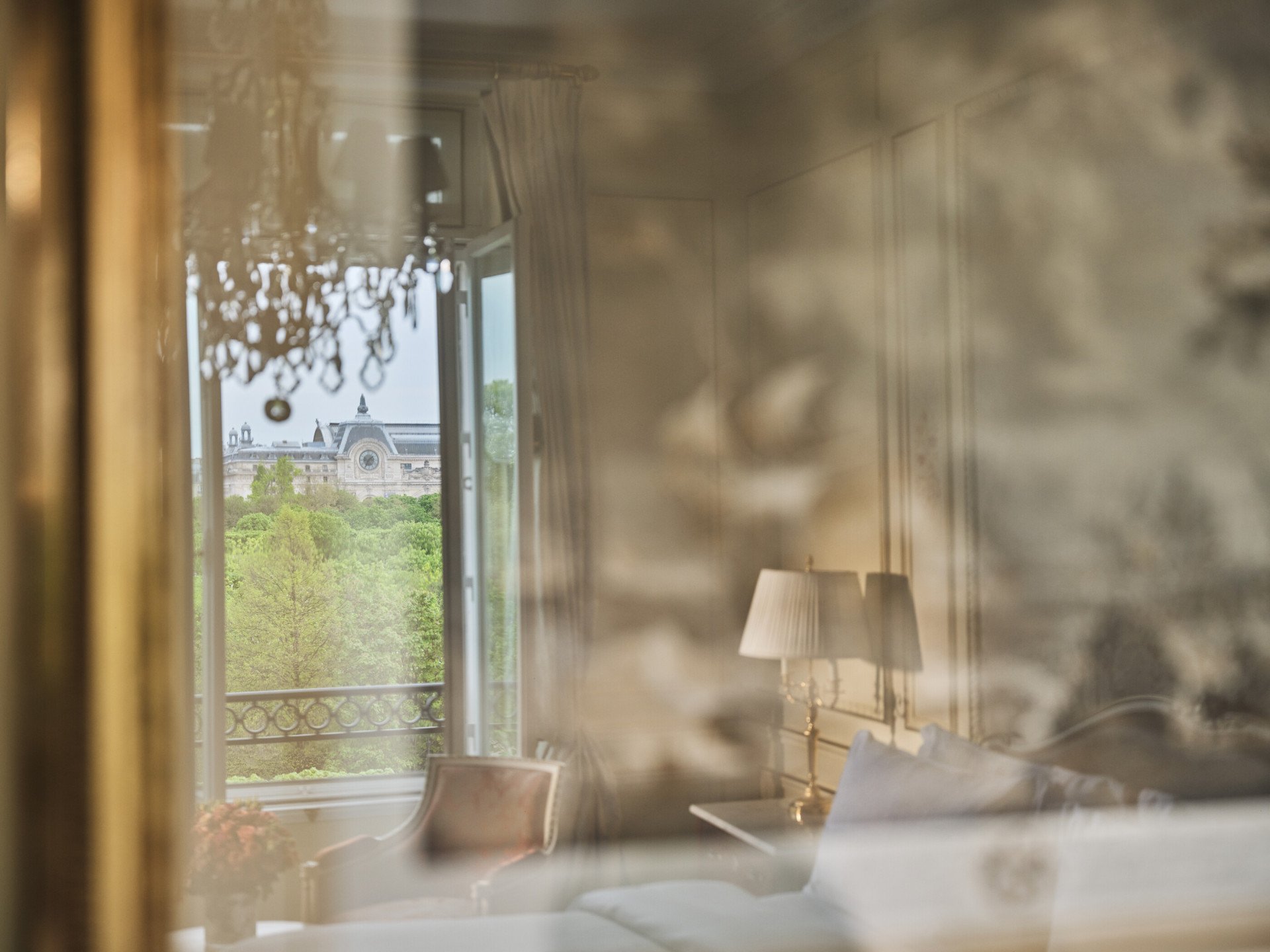 Réflexion sur un tableau représentant le coin du lit, la chaise et la fleur devant les fenêtres ouvertes sur la vue, au Meurice, Paris