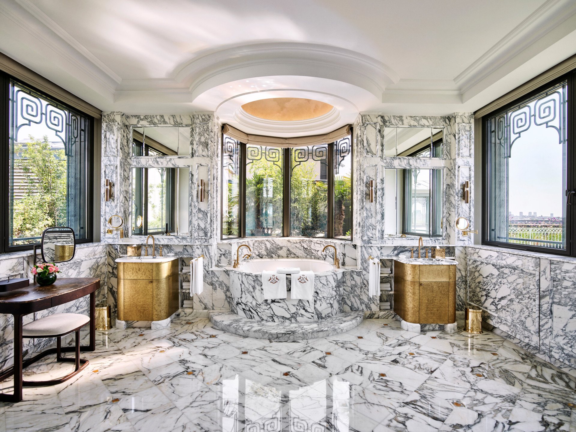 Salle de bains en marbre avec baignoire circulaire dans la suite Belle Etoile du Meurice, Paris
