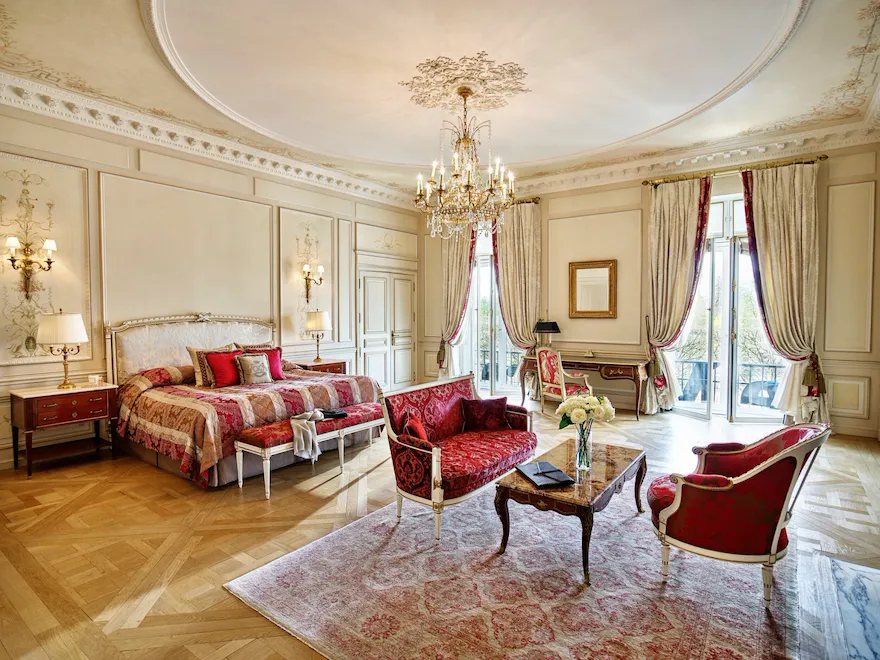 Landscape photo of the presidential appartment bedroom at Le Meurice, Paris.