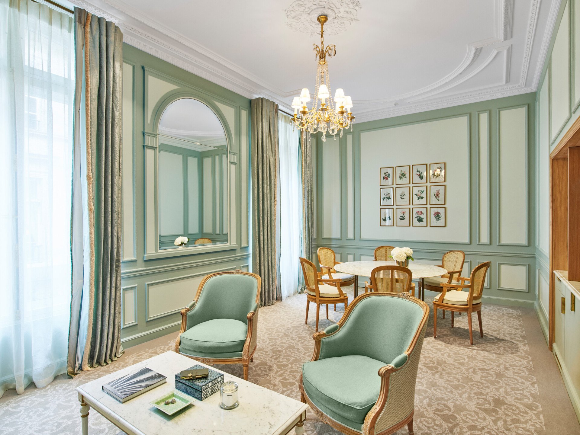 Salon de la Chambre Supérieure sous des teintes vertes au Meurice, Paris.