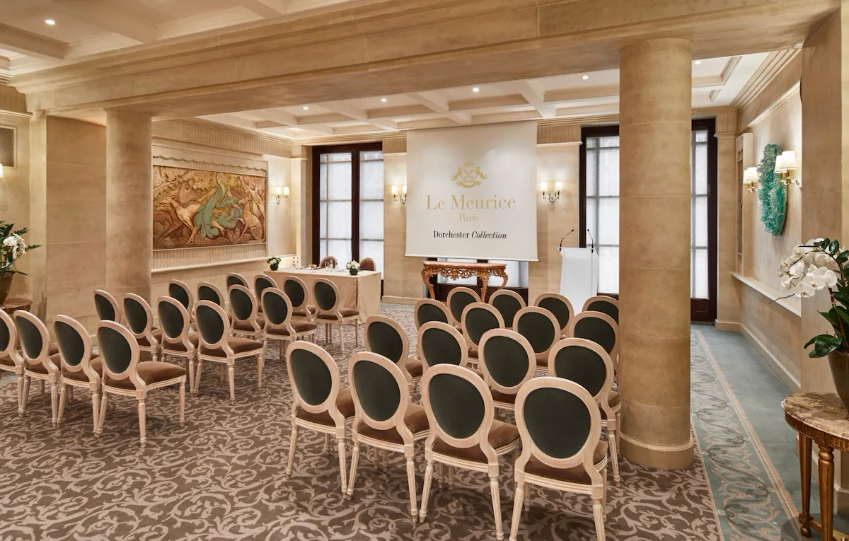 Large shot of the Jeu de Paume theatre, chairs are aligned for a conference.