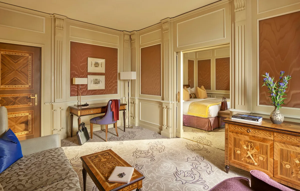 Il soggiorno della Ambassador suite con l'angolo studio e un piccolo scorcio della camera da letto.