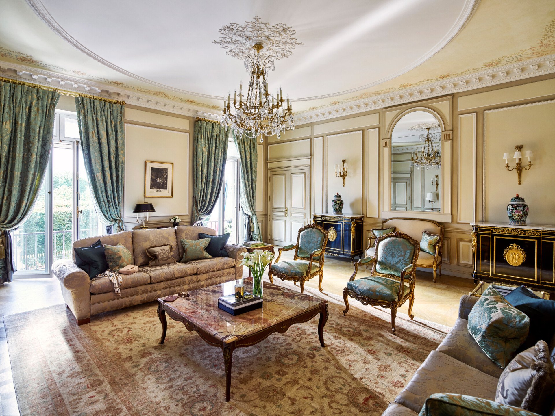 Detalhes na sala de estar do apartamento presidencial em Le Meurice, Paris.