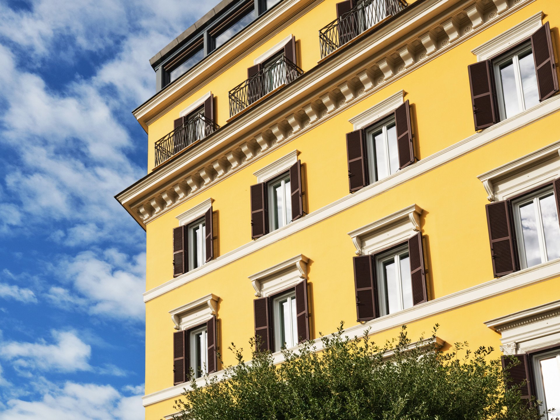 Dettaglio della facciata di Hotel Eden Roma