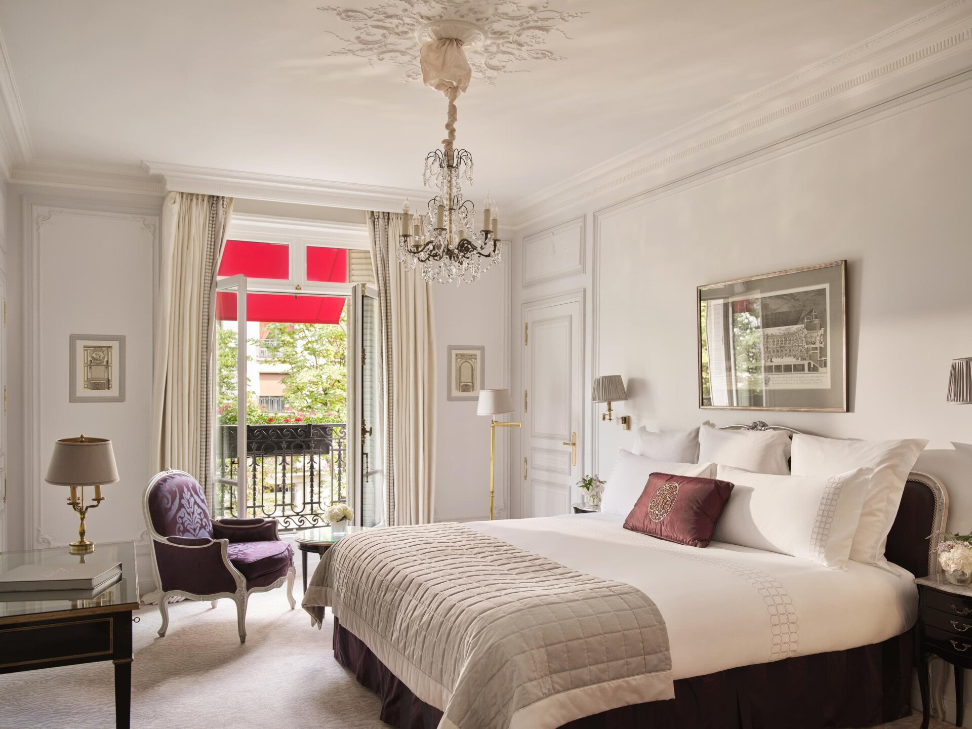 Voici la chambre de la chambre Deluxe Av. Montaigne View #206 au Plaza Athénée. 