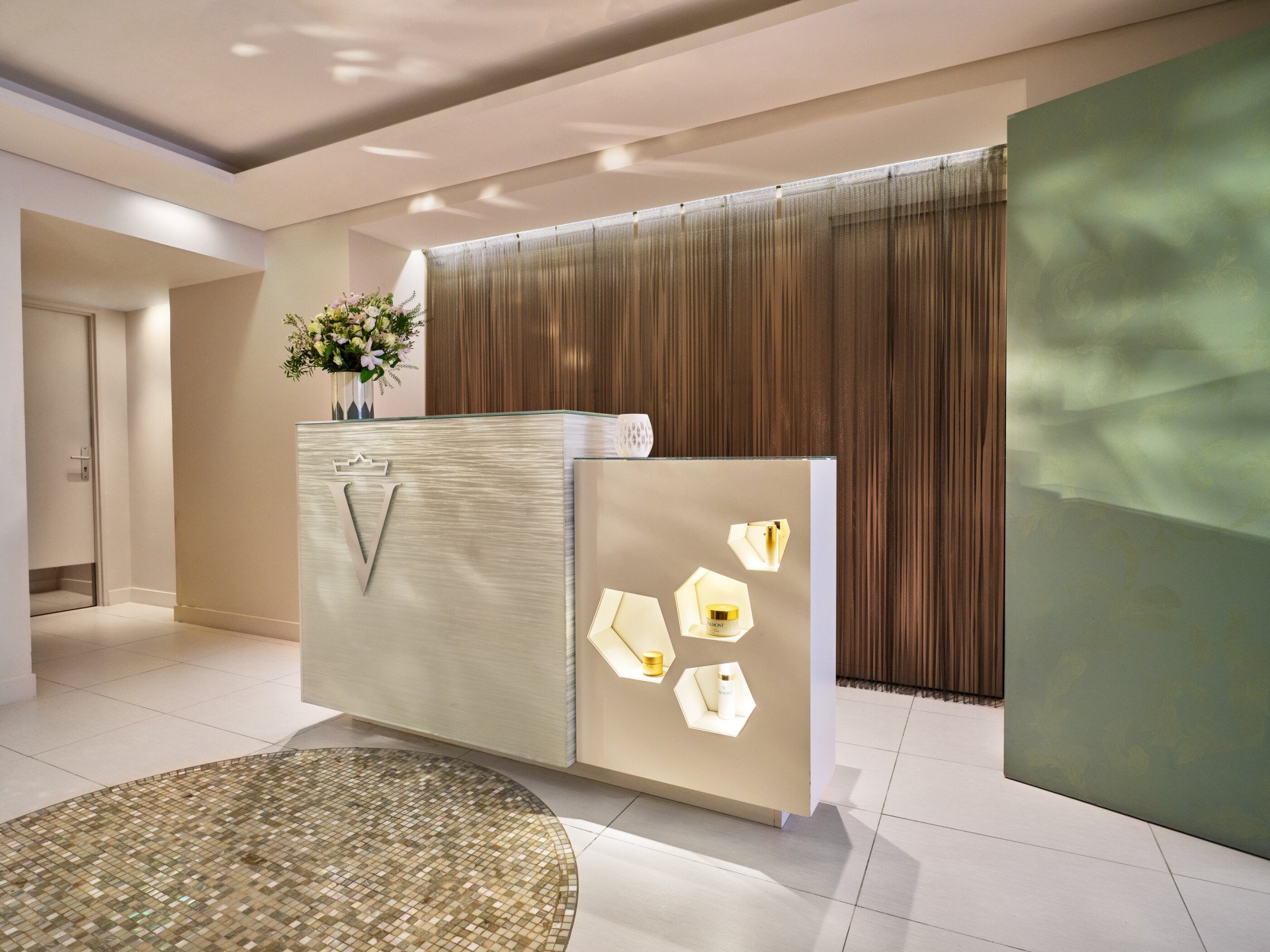 Vue panoramique de la réception au Spa Valmont pour Le Meurice, Paris - Dorchester Collection