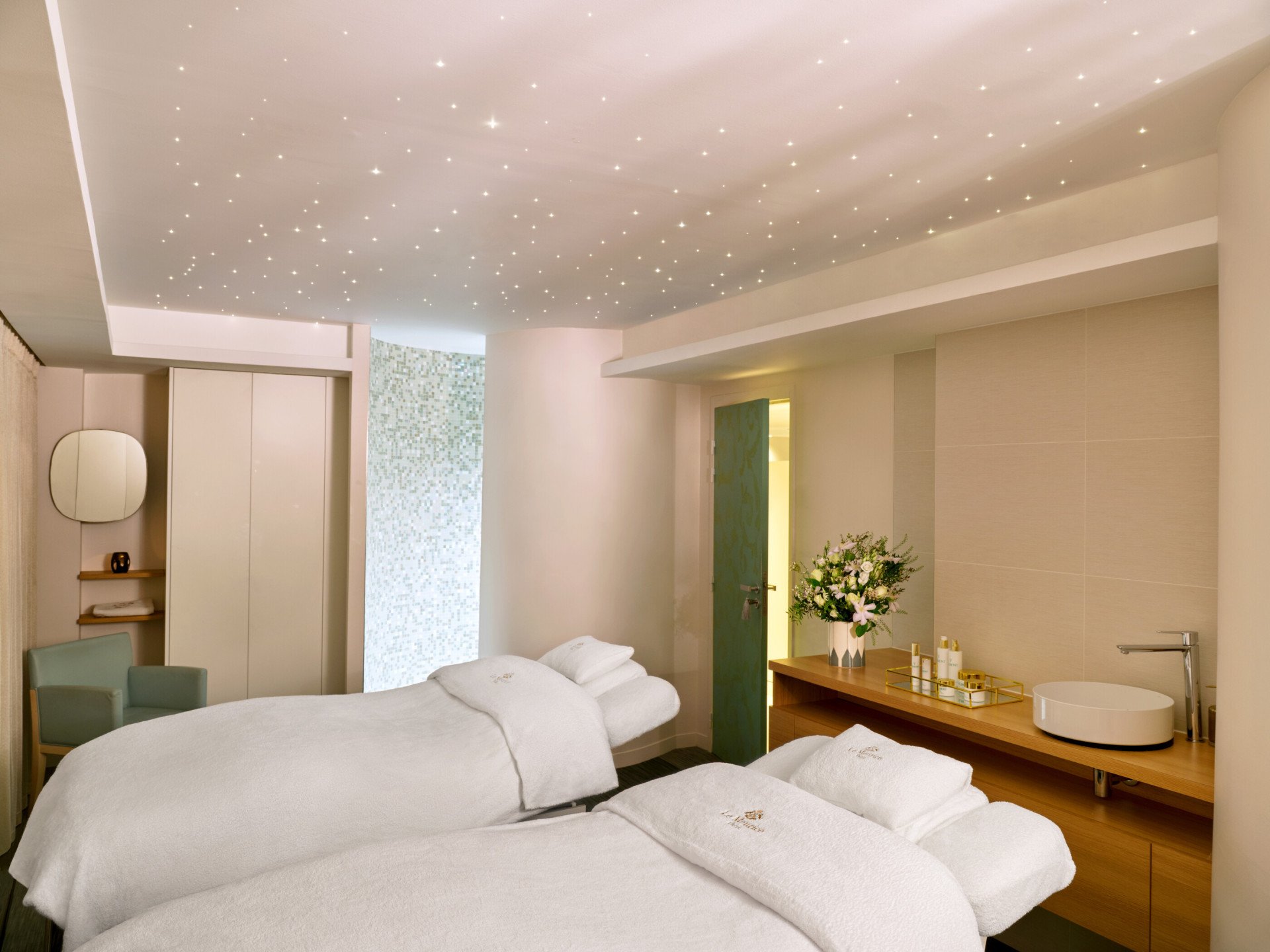 Vue en plan large d'une salle de soin pour deux personnes au Spa Valmont pour Le Meurice, Paris- Dorchester Collection