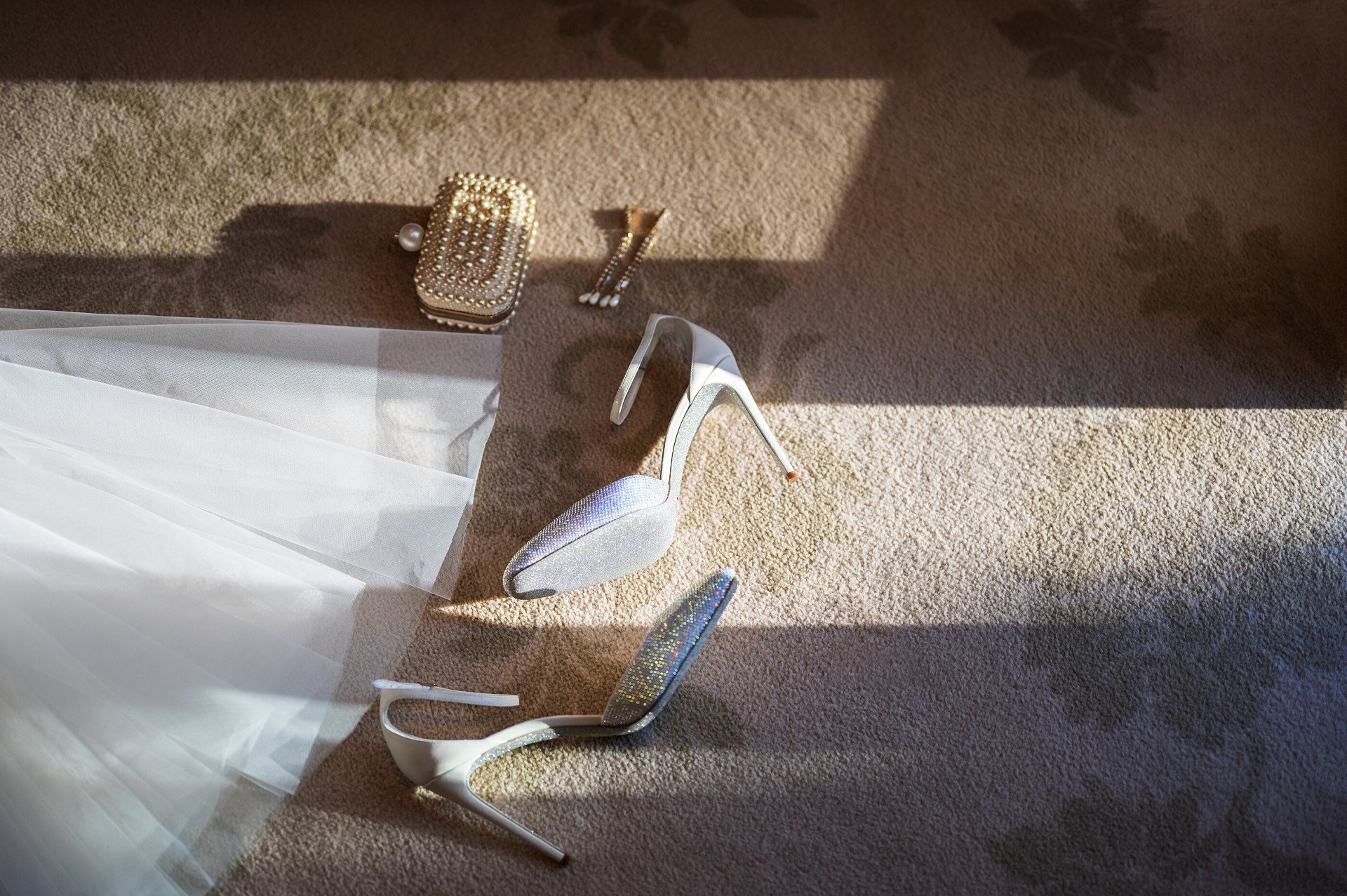 dettaglio di accessori da sposa