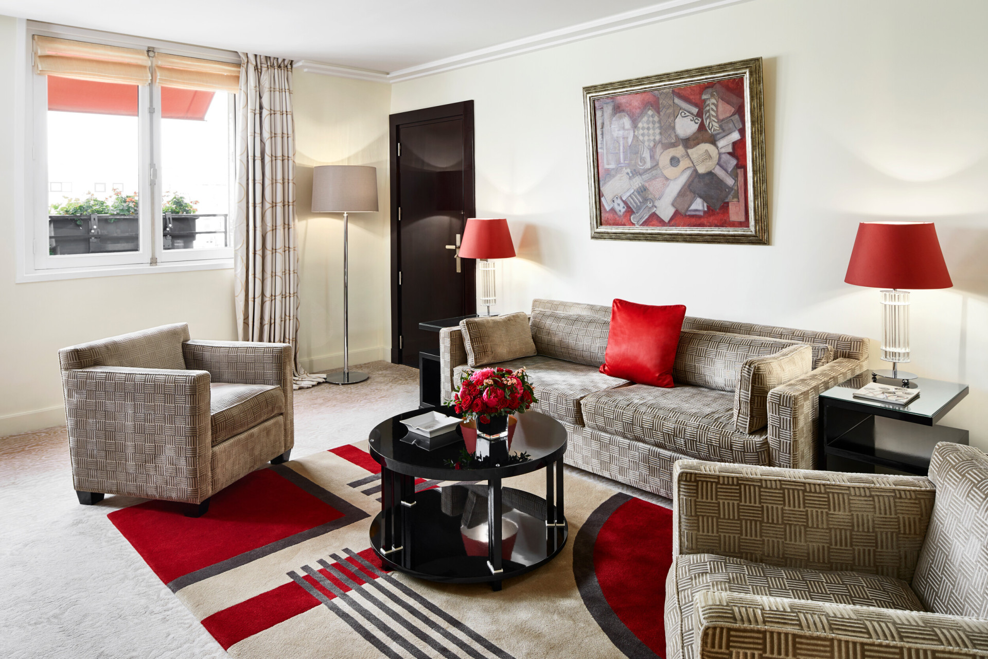 É a sala de estar da Junior Suite Prestige do Hôtel Plaza Athénée. 