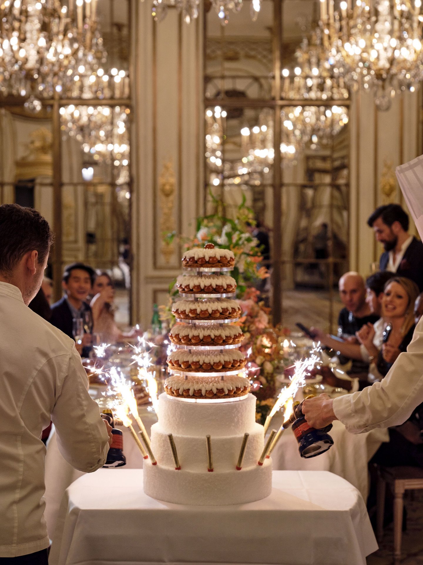 Arrivée du gâteau de mariage dans le Salon Pompadour au Meurice, Paris - Dorchester Collection