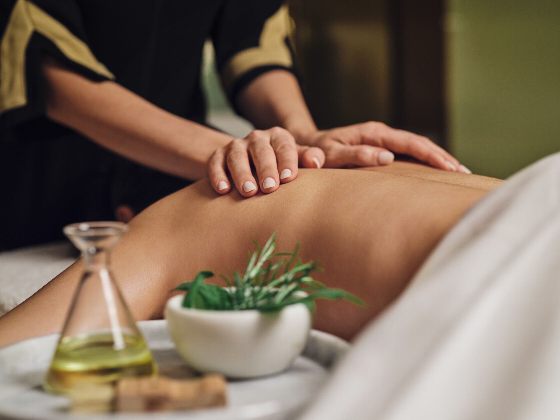 Back massage with oil at the Eden Spa.