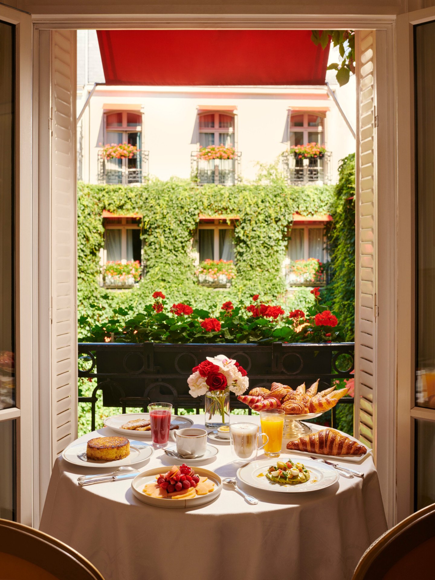 Images du brunch en salle présentant des pâtisseries et des fruits frais avec vue sur La Cour Jardin
