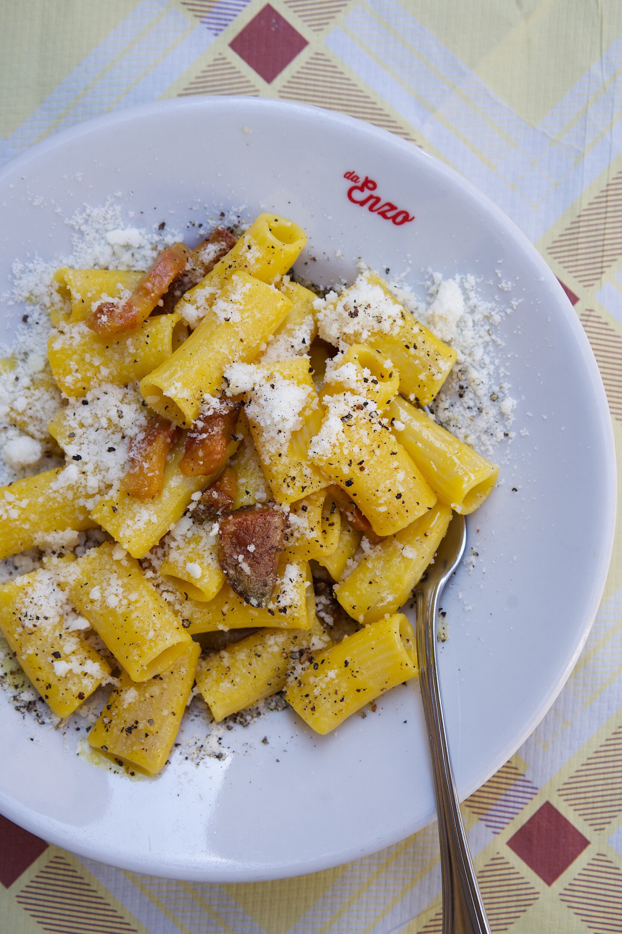 Un piatto di rigatoni alla carbonara
