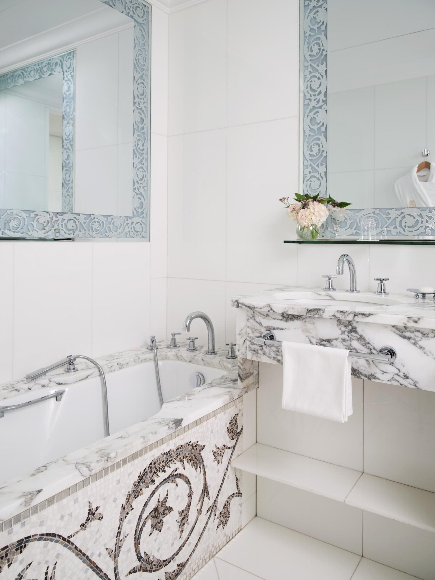 Voici la salle de bain de la chambre Deluxe Av. Montaigne View #206 au Plaza Athénée. 