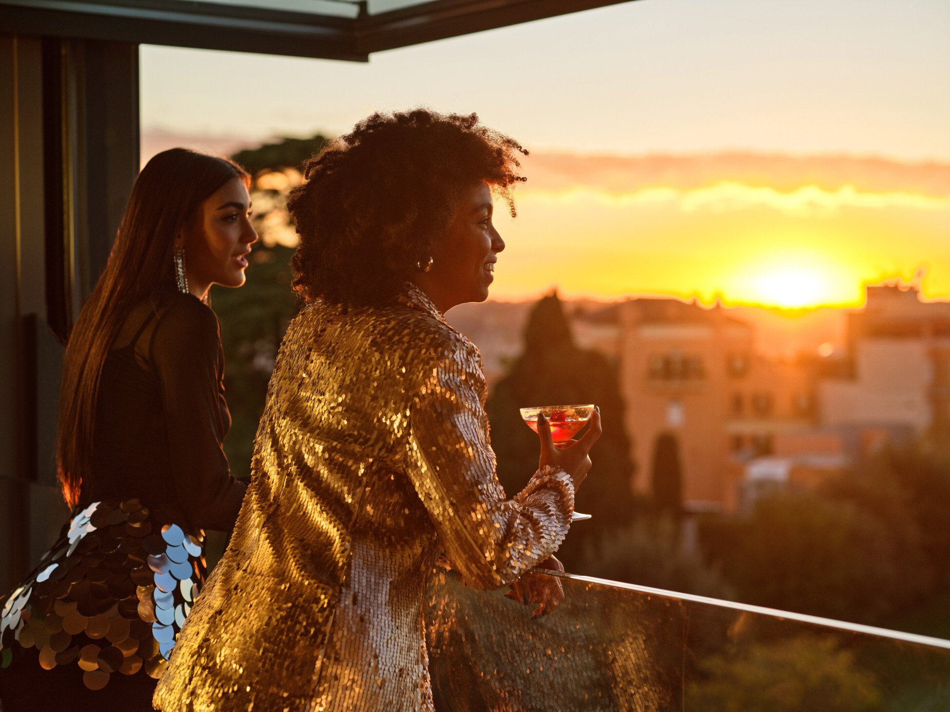 Signore che ammirano il tramonto al Il Giardino Ristorante 