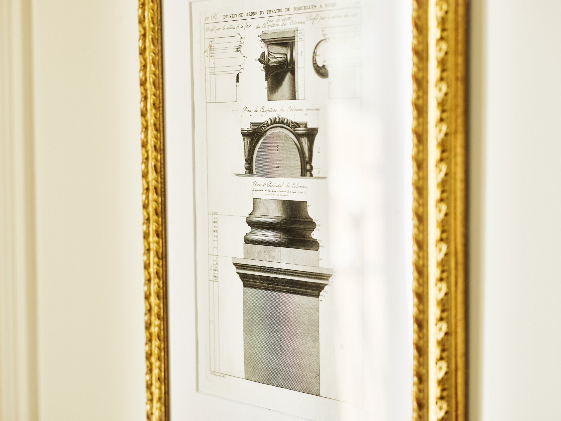 Dettaglio di una stampa artistica in cornice dorata in una stanza di Hotel Eden