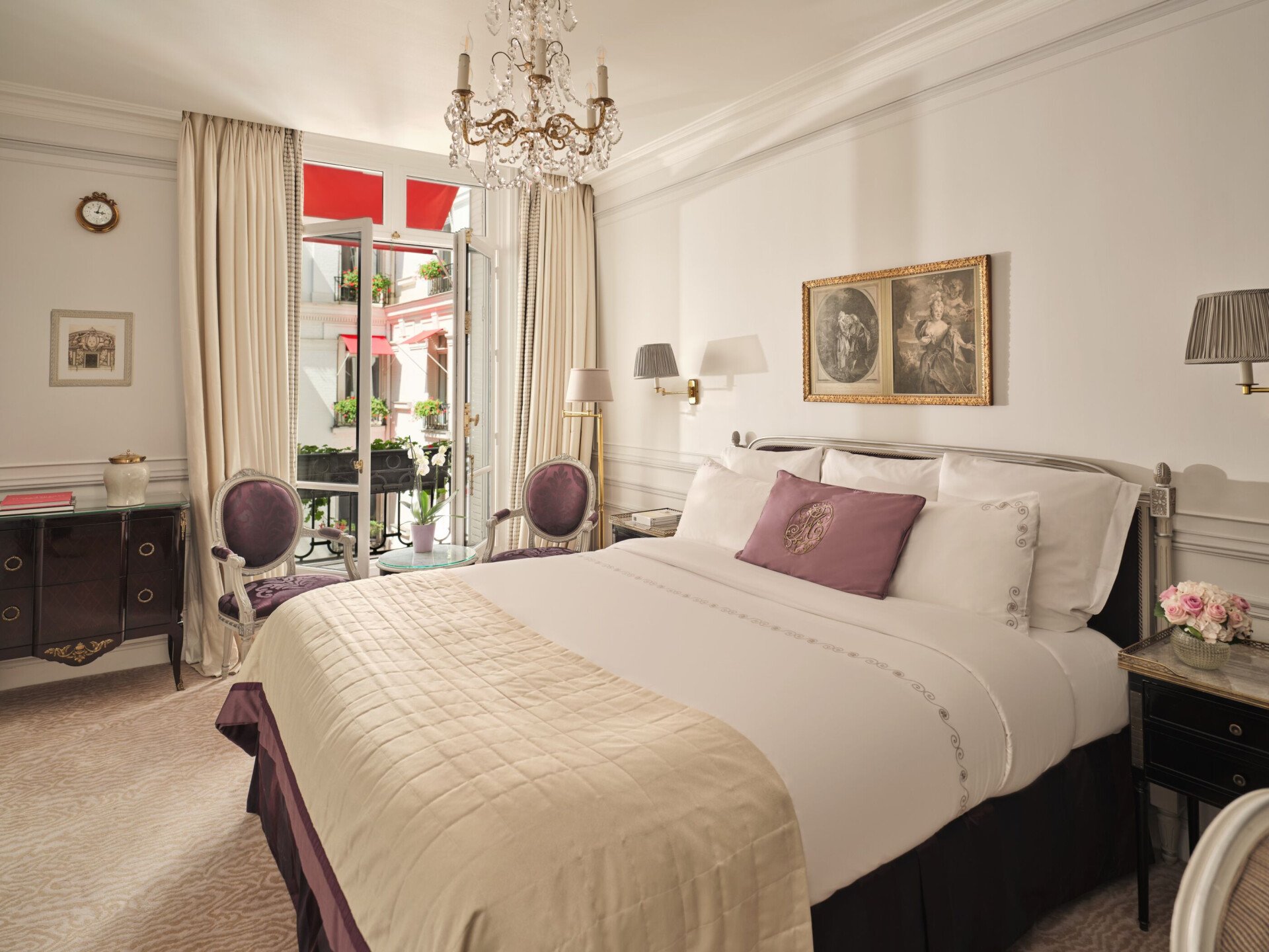 Voici la chambre de la chambre simple classique n°401 du Plaza Athénée. 