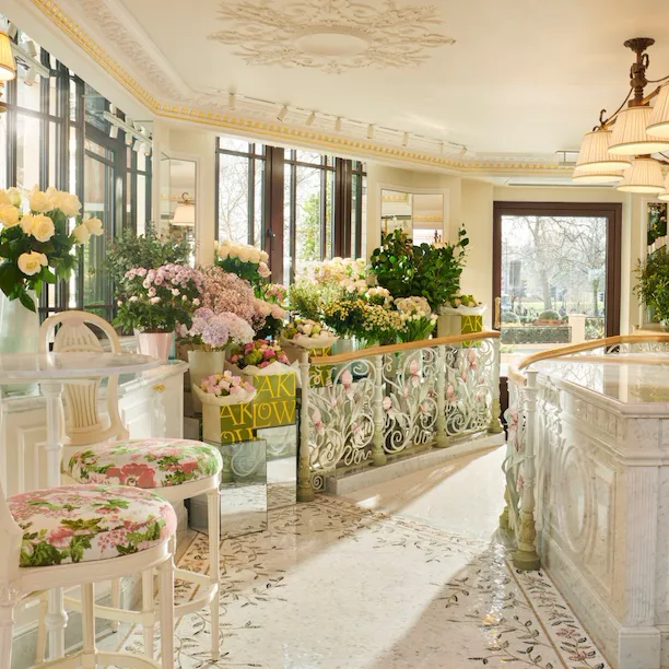 Cake & Flowers at The Dorchester in the afternoon sun
