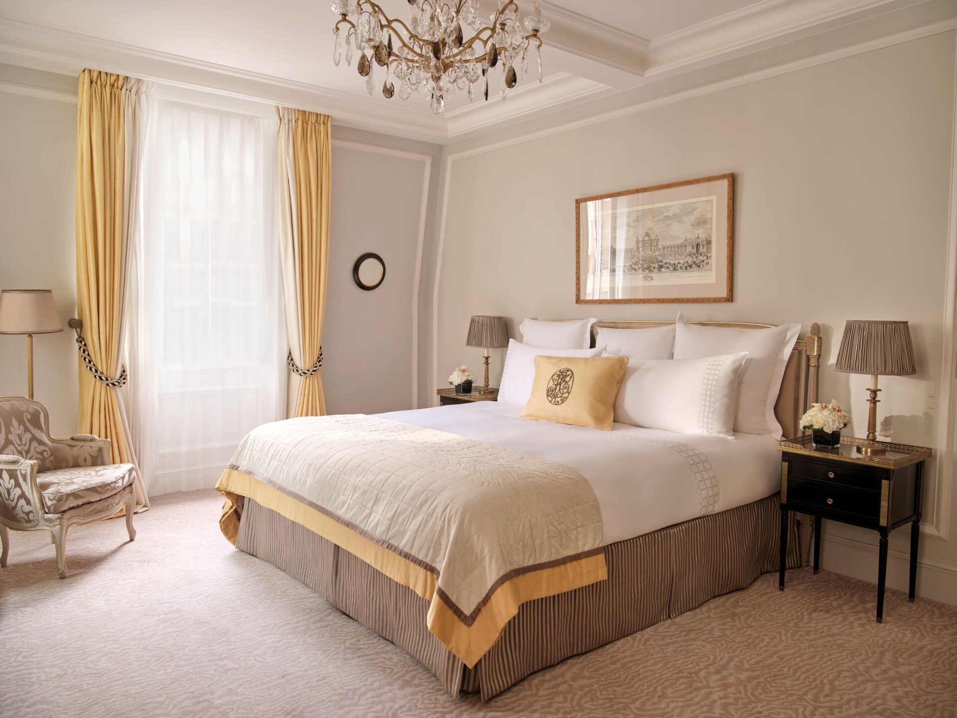 Este é o quarto da suíte de luxo no318 no Plaza Athénée. 