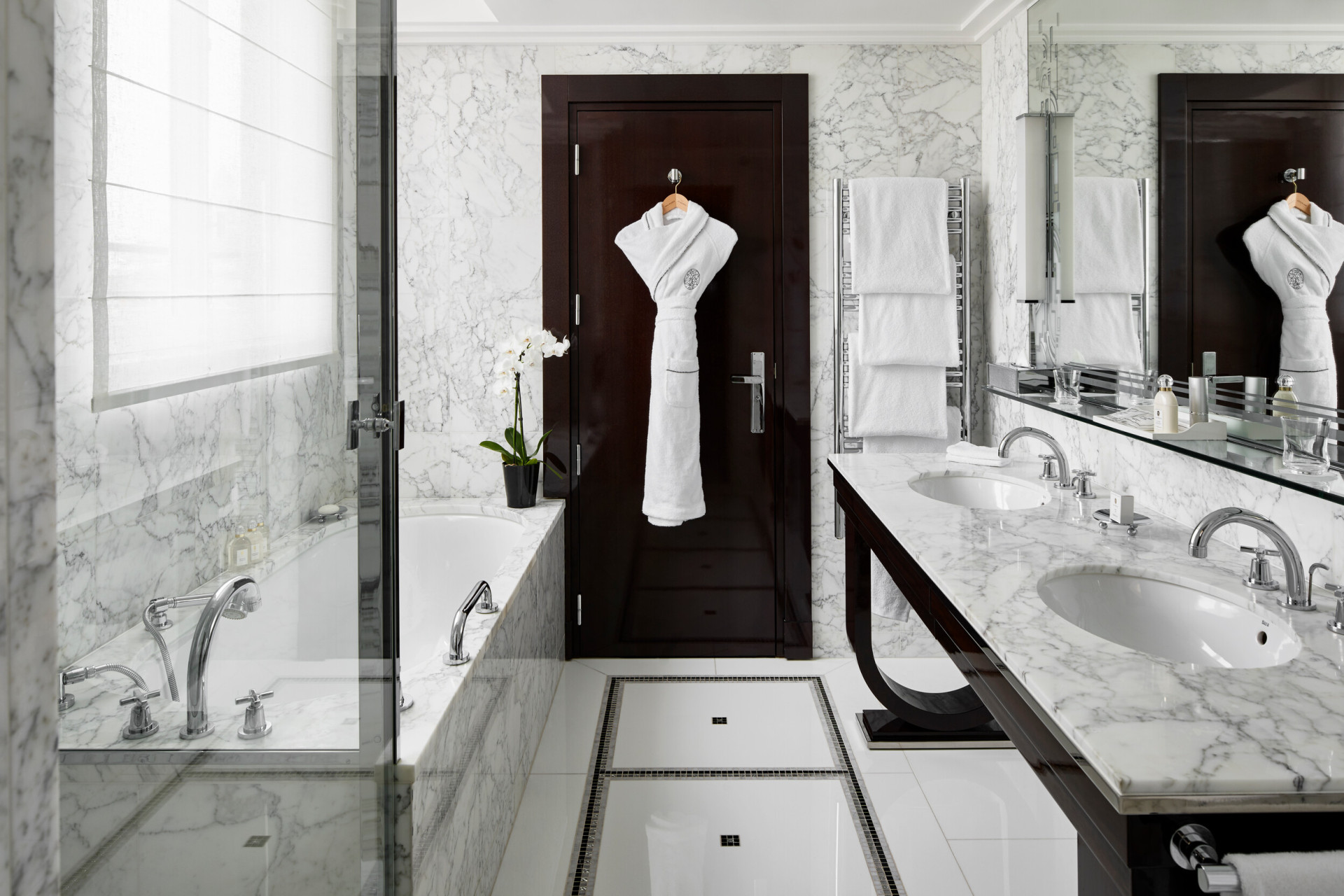 A casa de banho do Apartamento Suite do Hotel Plaza Athénée. 