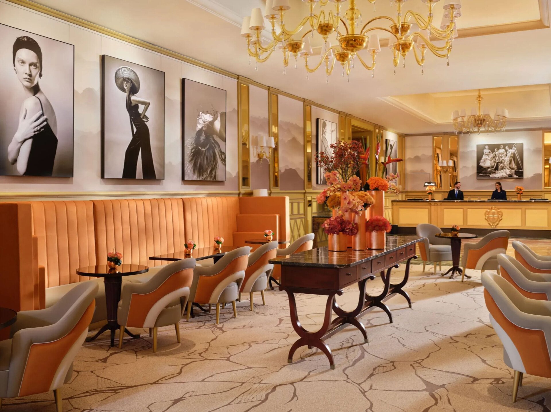 Una veduta de “Il Salotto” con i suoi caratteristici colori arancione, grigio e avorio. Sullo sfondo si vede il banco della reception.