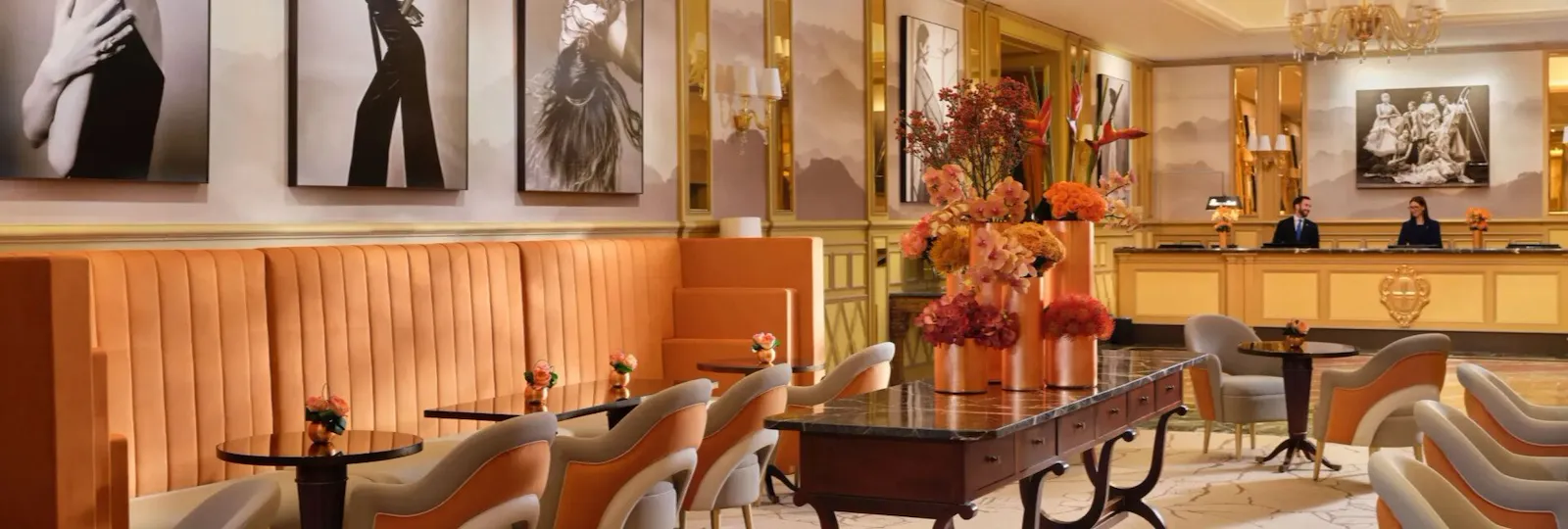 Una veduta de “Il Salotto” con i suoi caratteristici colori arancione, grigio e avorio. Sullo sfondo si vede il banco della reception.