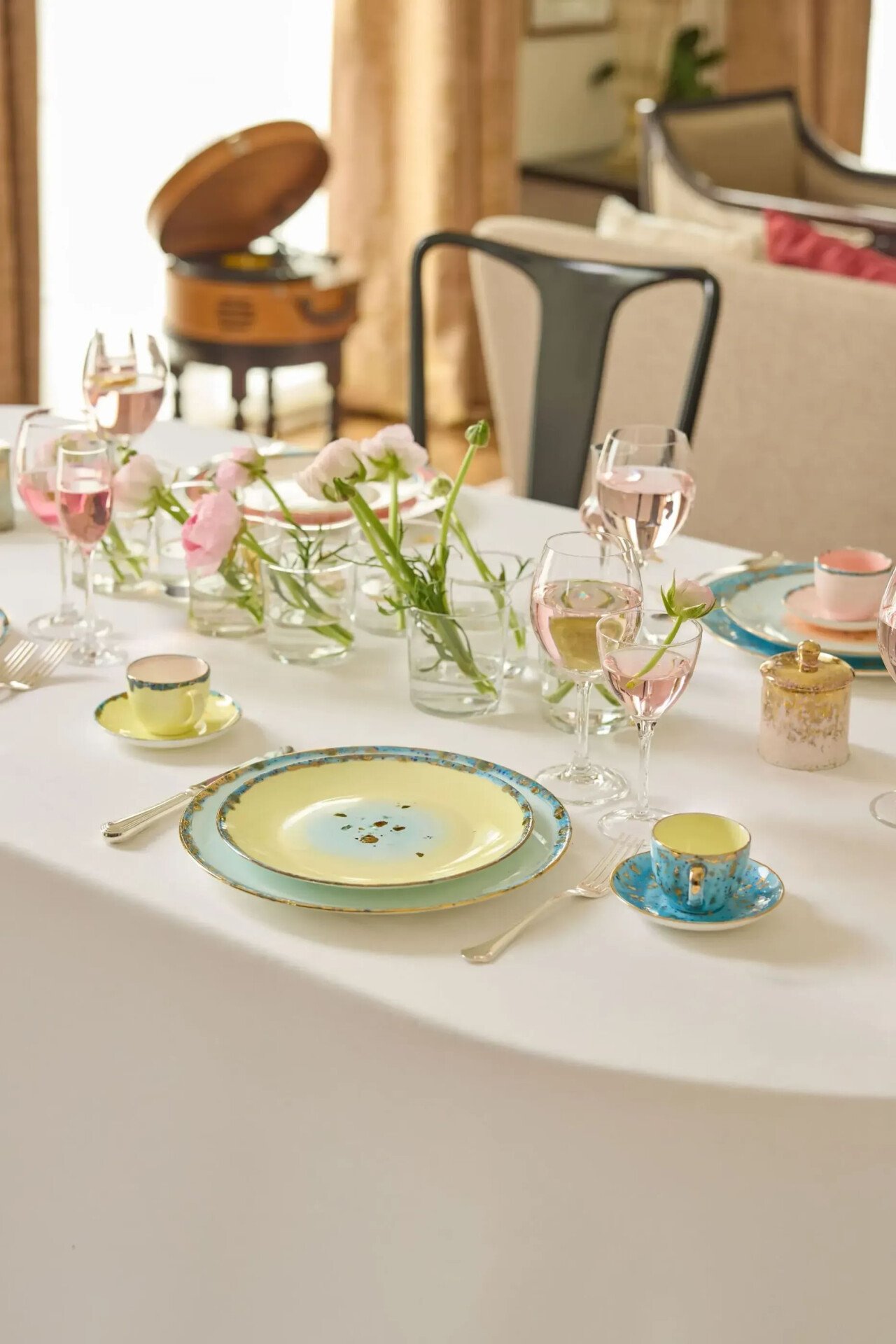 Tavola apparecchiata con piatti e tazze della collezione Eden Home 