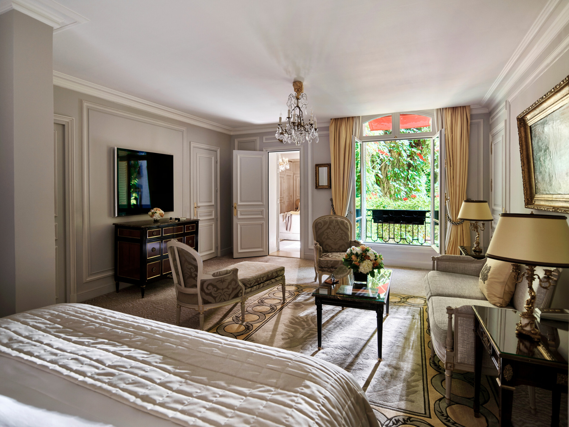 Le lit de la suite présidentiel à l'Hôtel Plaza Athénée. 