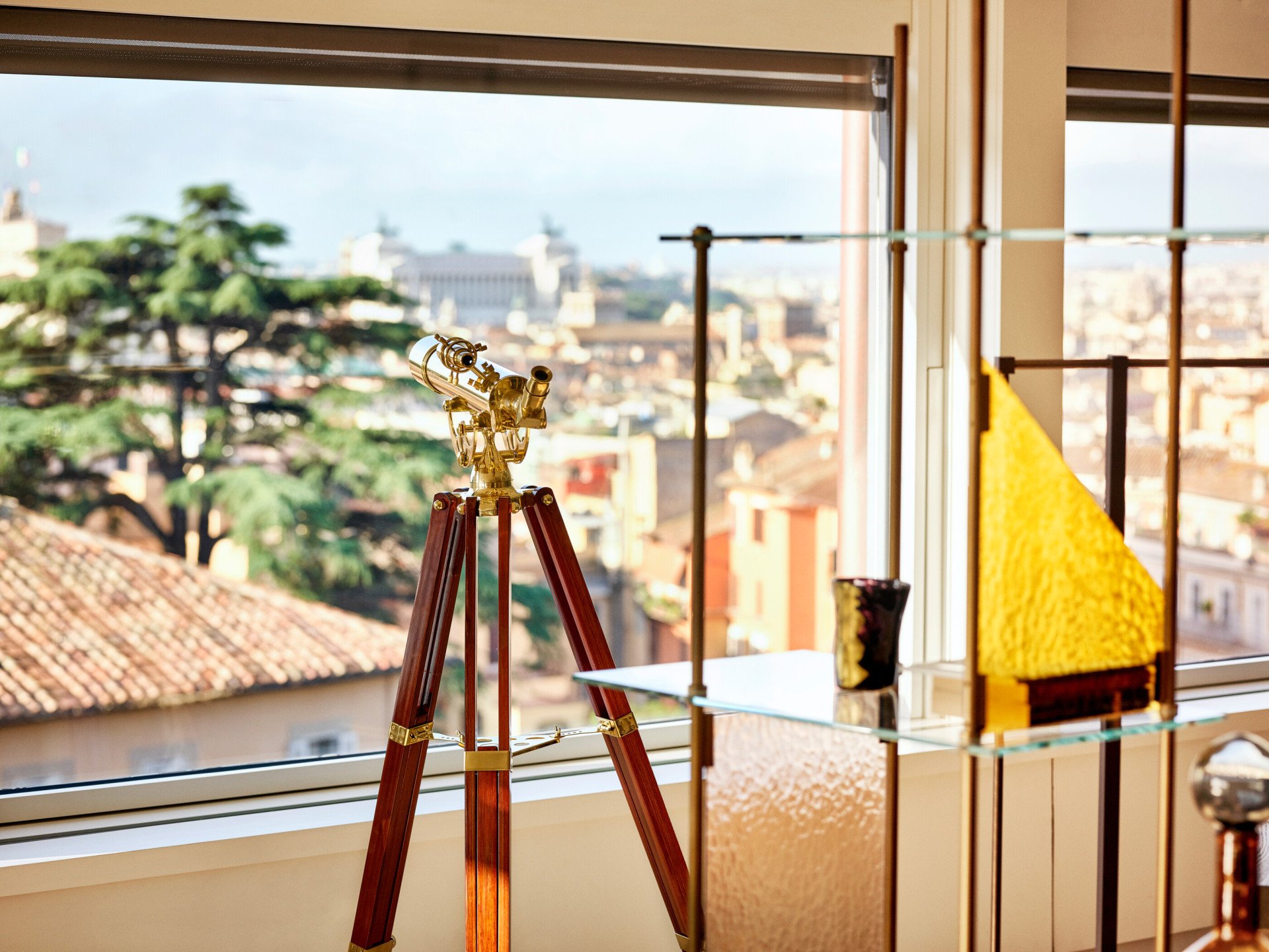 Cannocchiale davanti una finestra della Suite Penthouse Bellavista di Hotel Eden