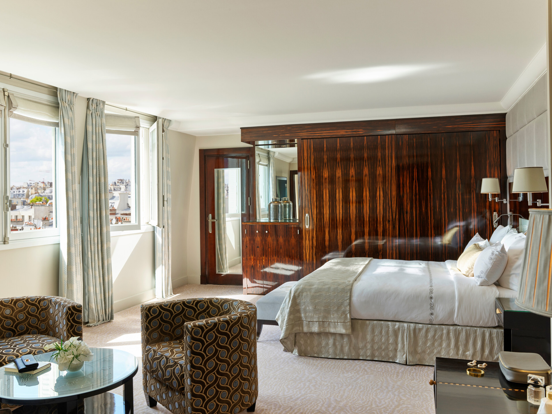 Cama na Suíte Eiffel Signature no Hotel Plaza Athénée