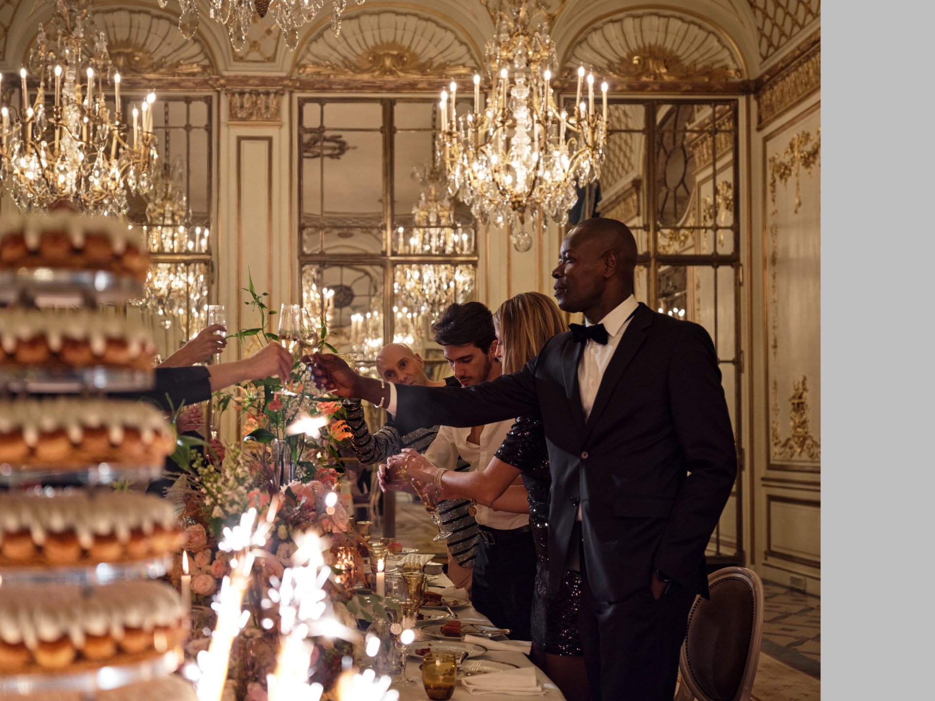 Dîner de célébration avec un toast au Salon Pompadour de l'hôtel Le Meurice, à Paris - Dorchester Collection