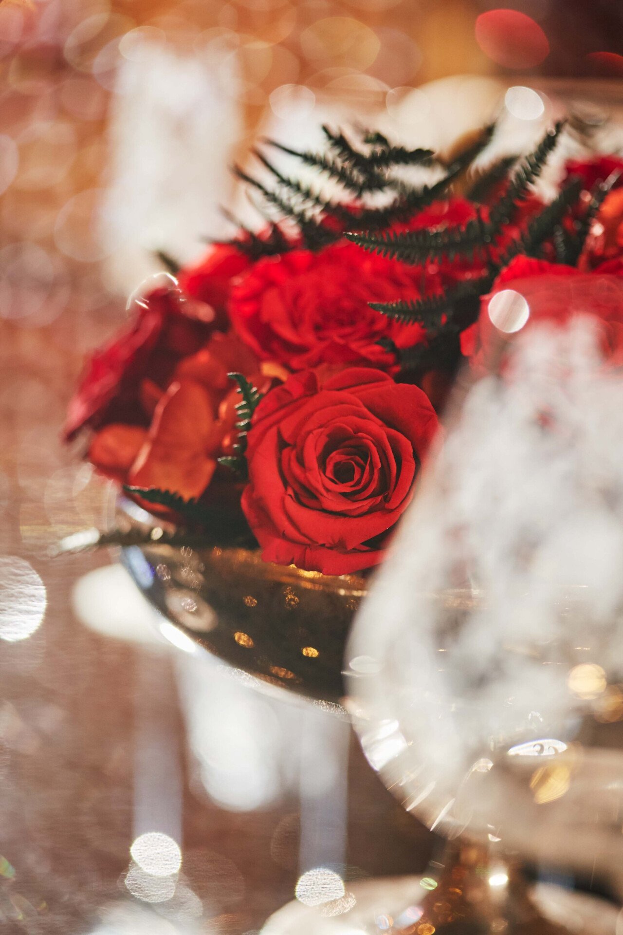 Close up di uno dei bouquet di rose rosse presenti sul Tavolo Cristallo 