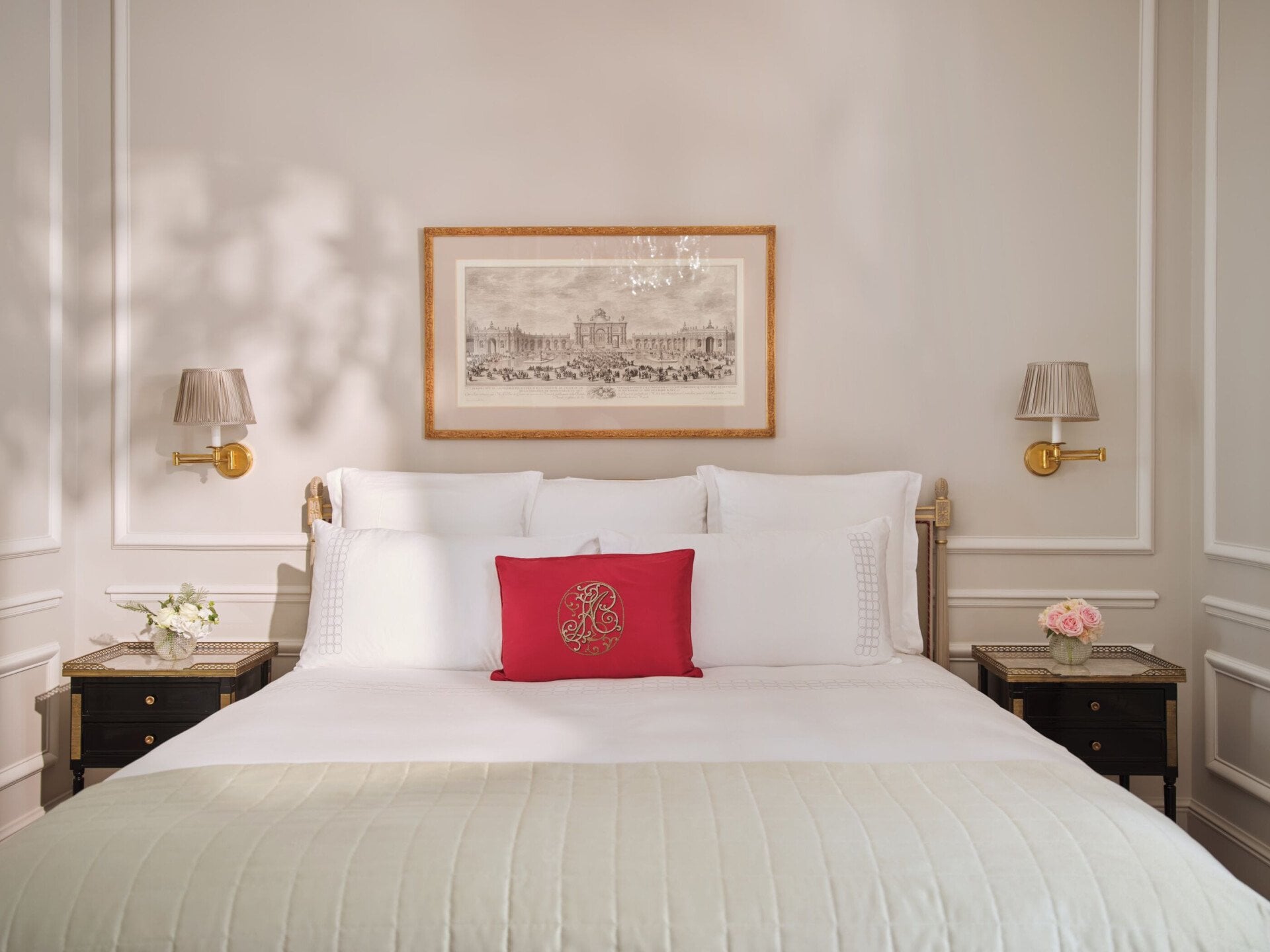 Esta é a cama da Suite Superior #218 do Plaza Athénée.