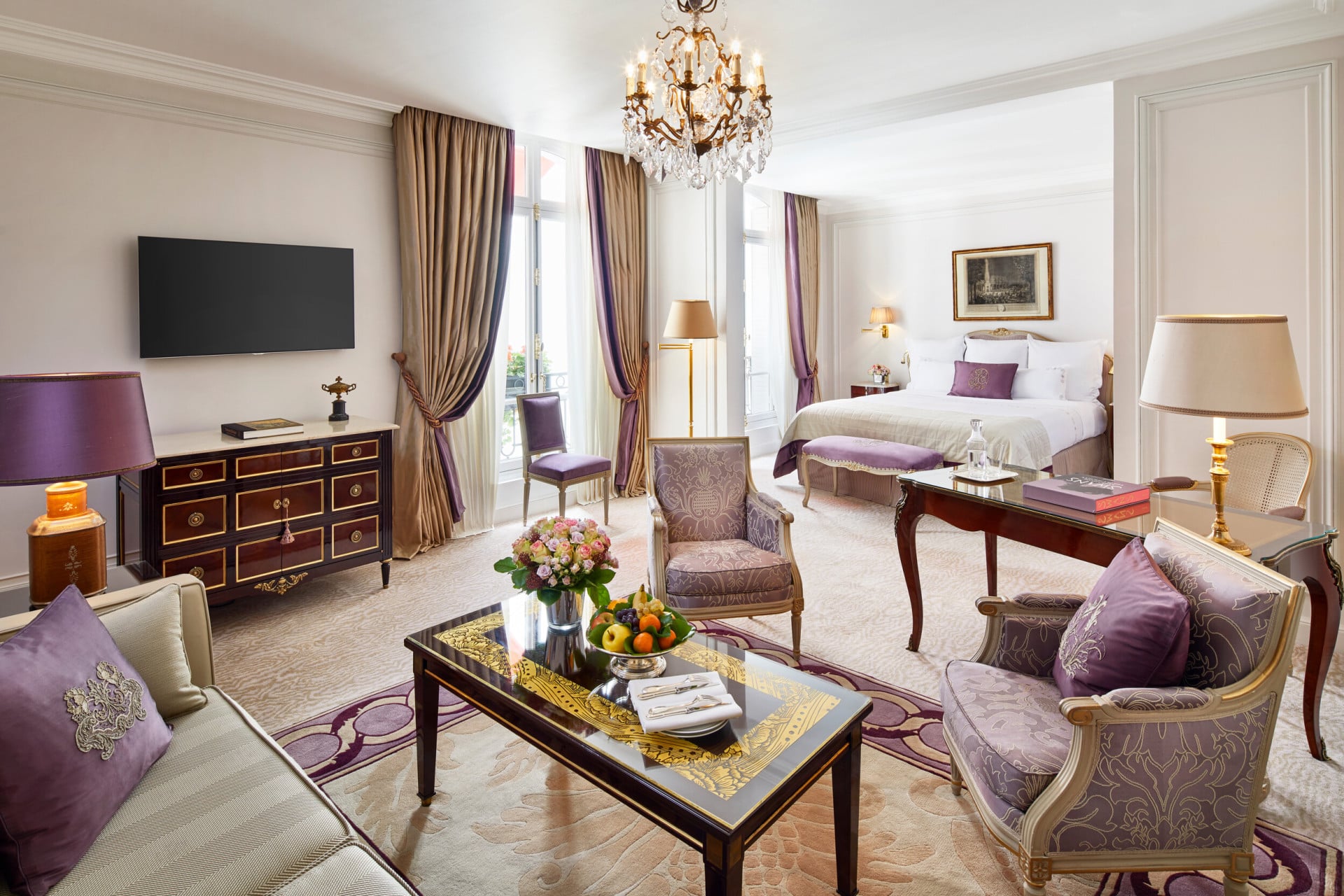 Salon de la suite junior de l'hotel plaza athenee