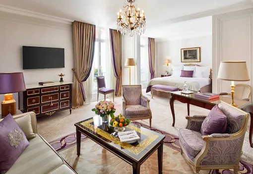 Salon de la suite junior de l'hotel plaza athenee