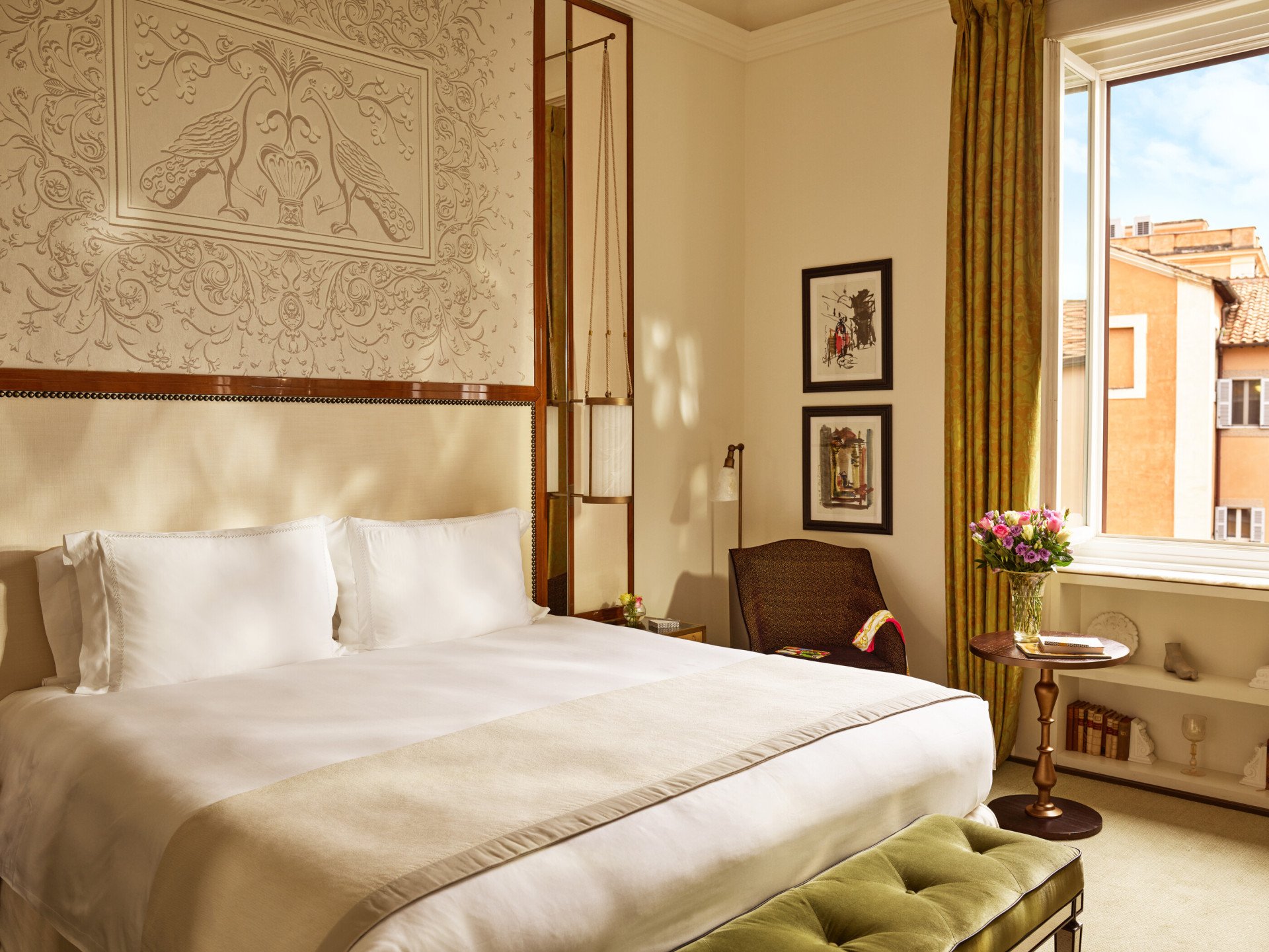 Camera da letto con finestra aperta e vista su Roma a Hotel Eden
