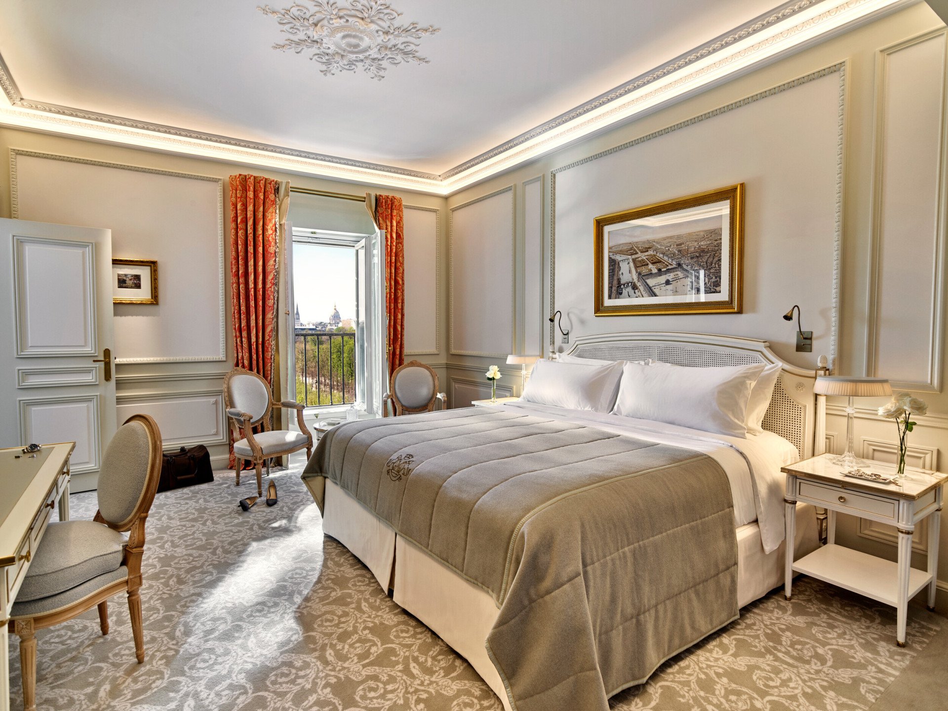 Pormenores do quarto de uma suite executiva no Le Meurice, Paris.