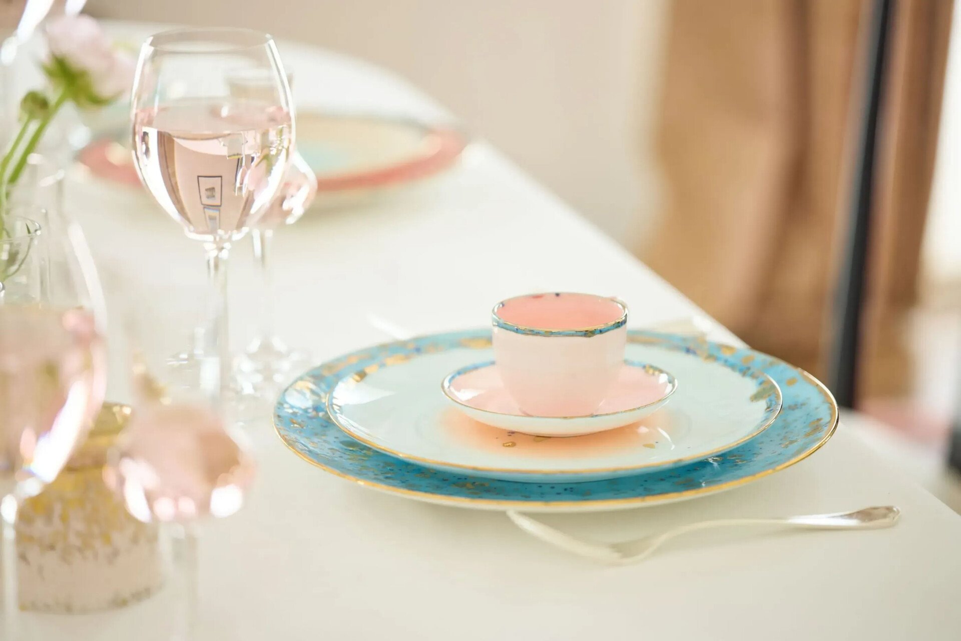 Tazza da caffè appoggiata su 2 piatti della Collezione Eden Home