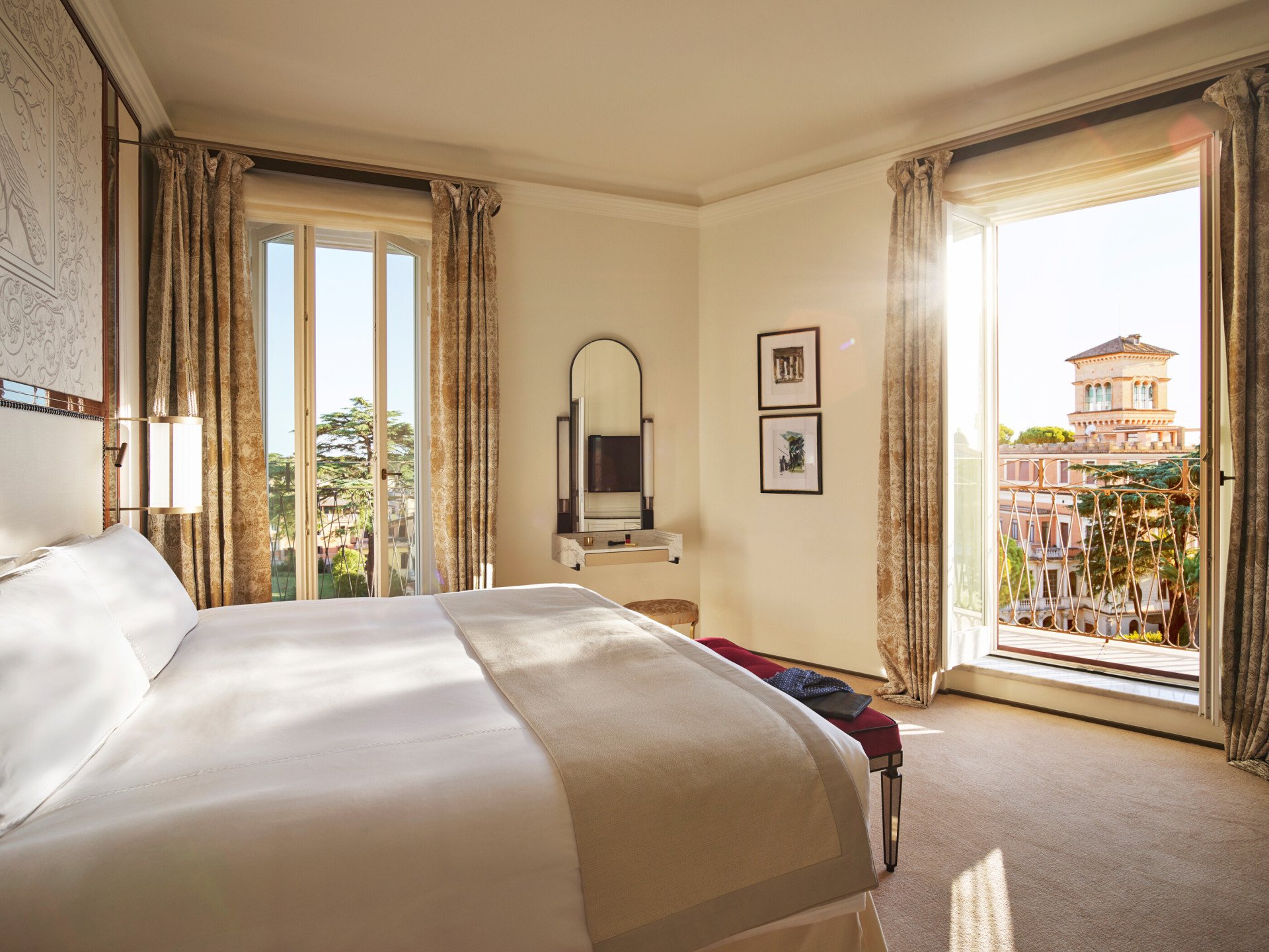 Camera da letto della Suite Presidenziale Villa Medici con le finestre aperte a vista su Roma
