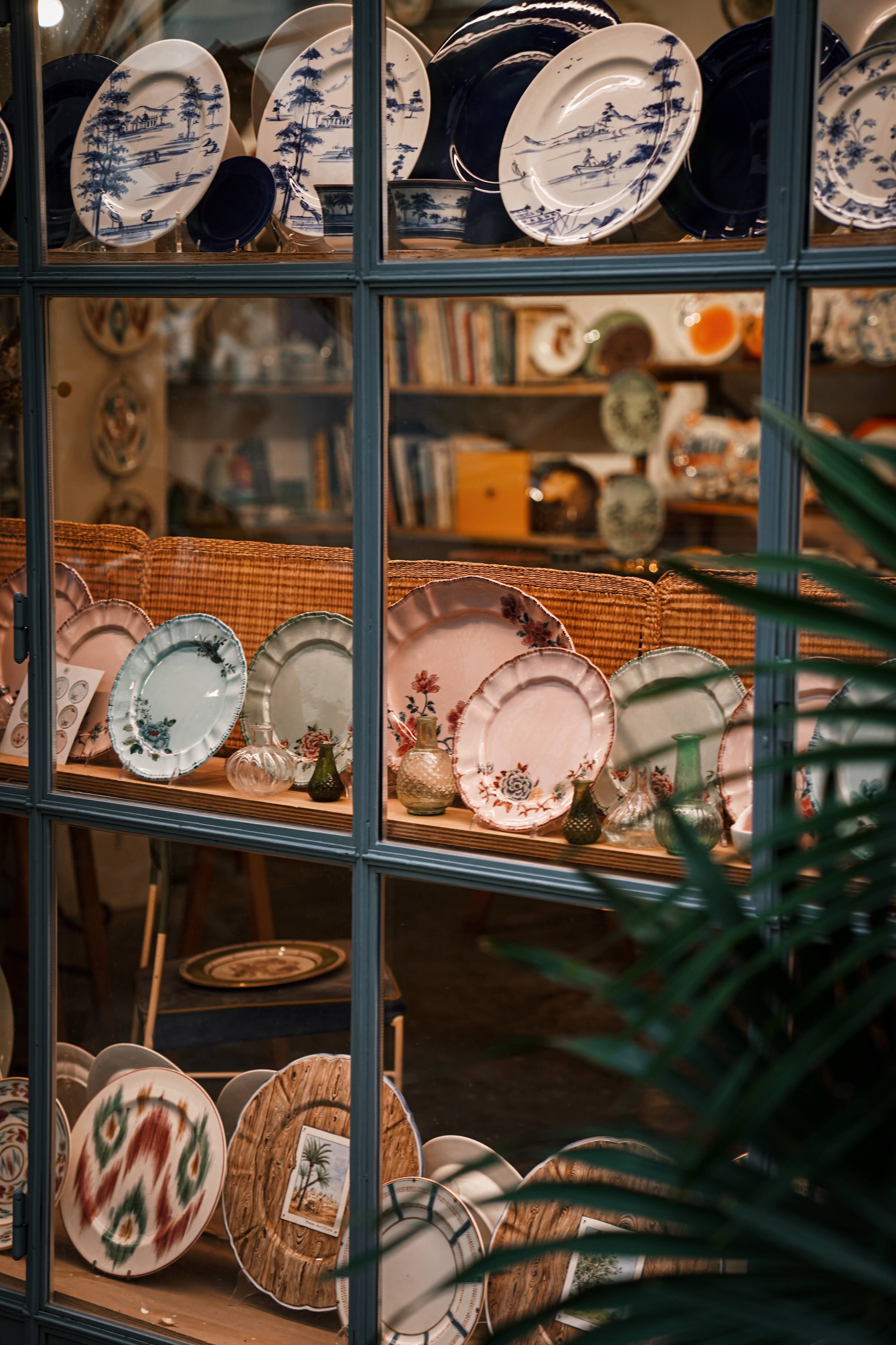 detail of a window display in the Laboratiorio Paravicini shop with its iconic hand-painted plates