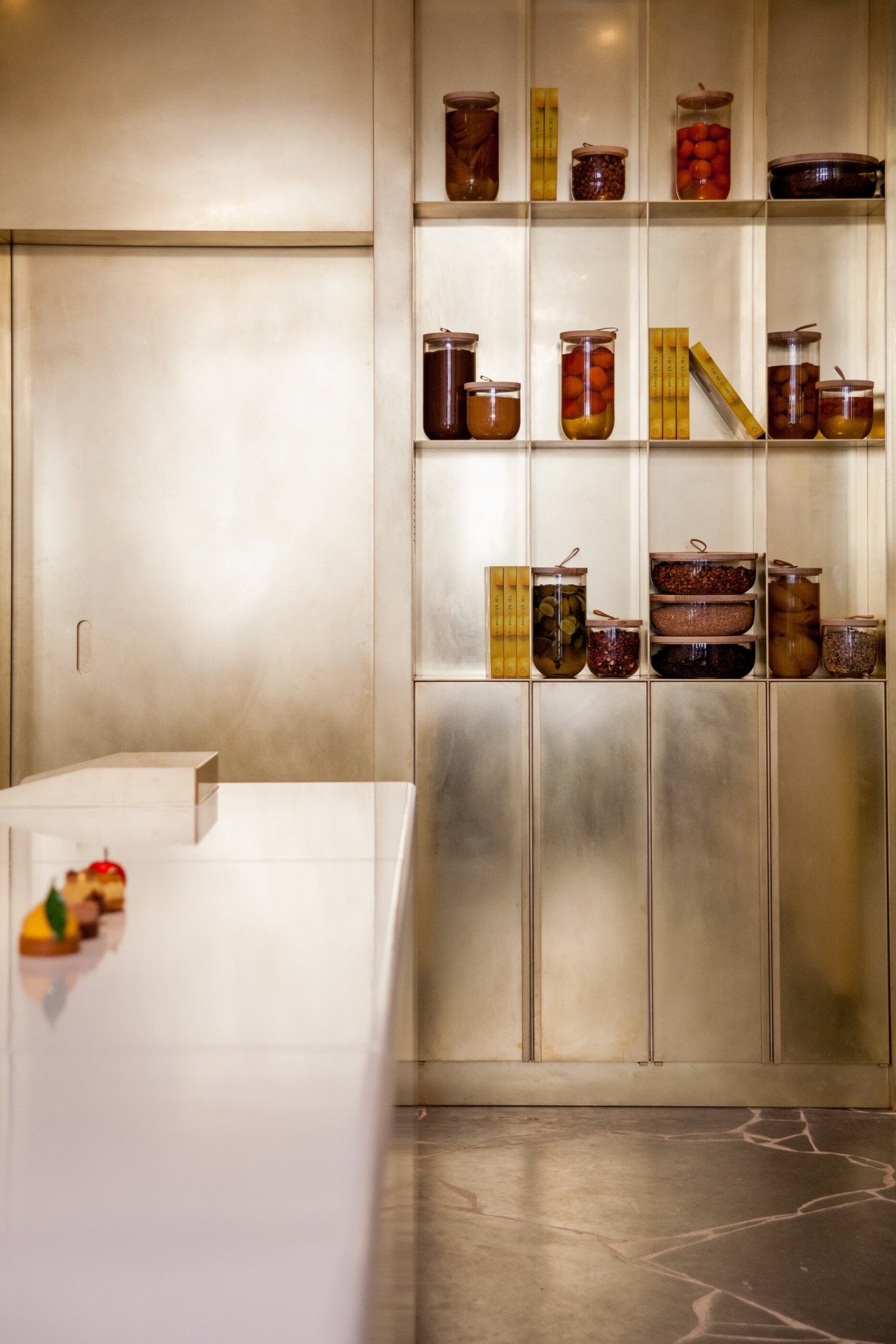 Interior da confeitaria de Cédric Grolet no Le Meurice, Paris