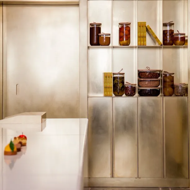 Interior da confeitaria de Cédric Grolet no Le Meurice, Paris