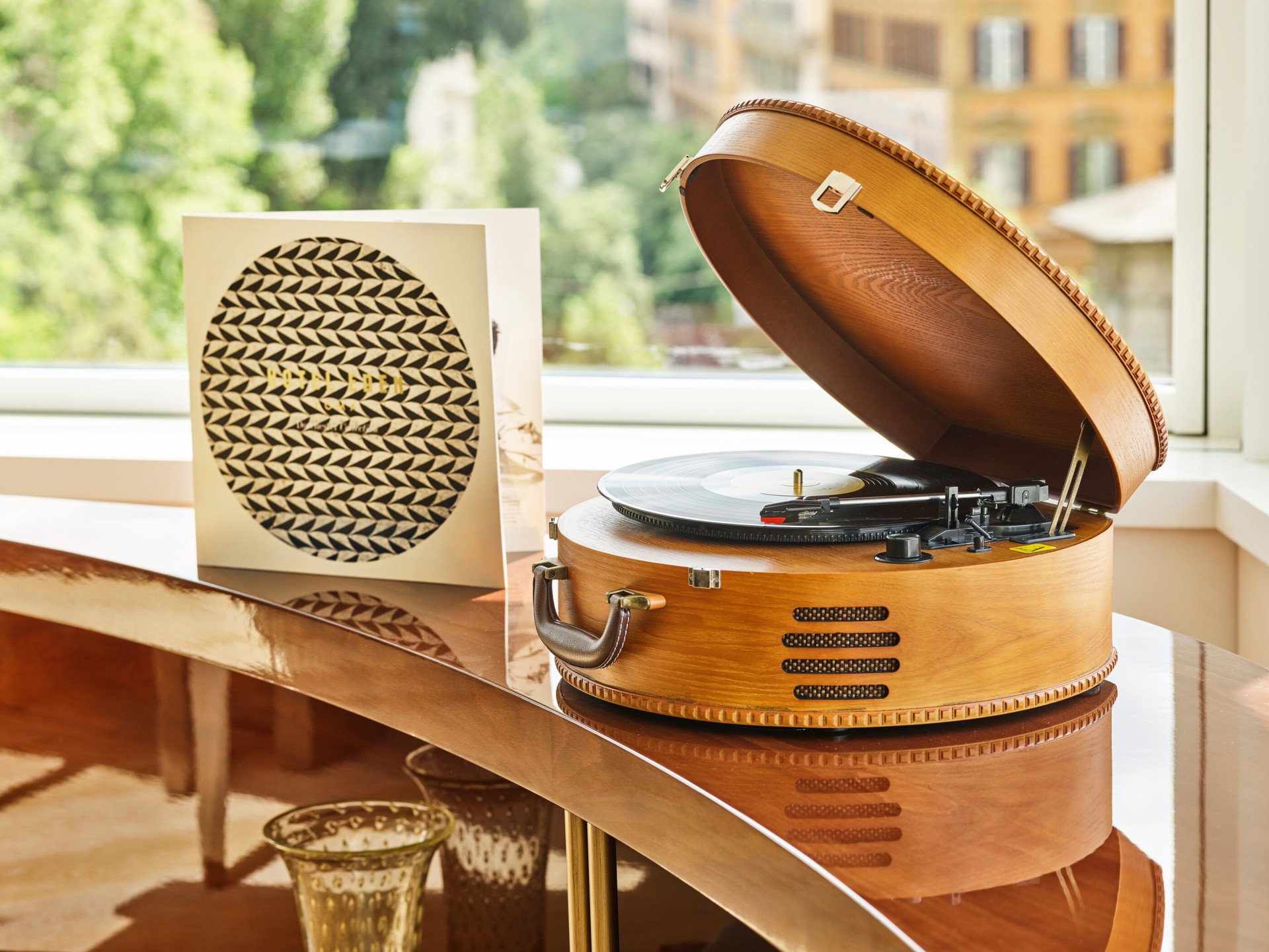 Giradischi e disco la Dolce Vita su un mobile della Suite Penthouse bellavista a Hotel Eden Roma