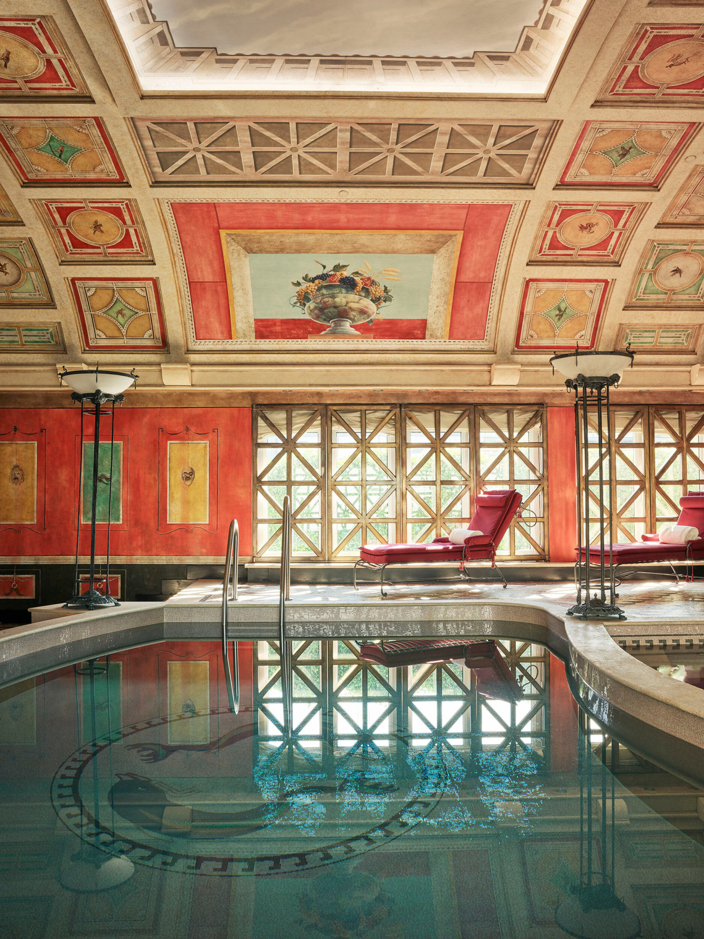 Piscina privata, sauna e bagno turco all'interno di una ricca sala dipinta a mano e rivestita di mosaici