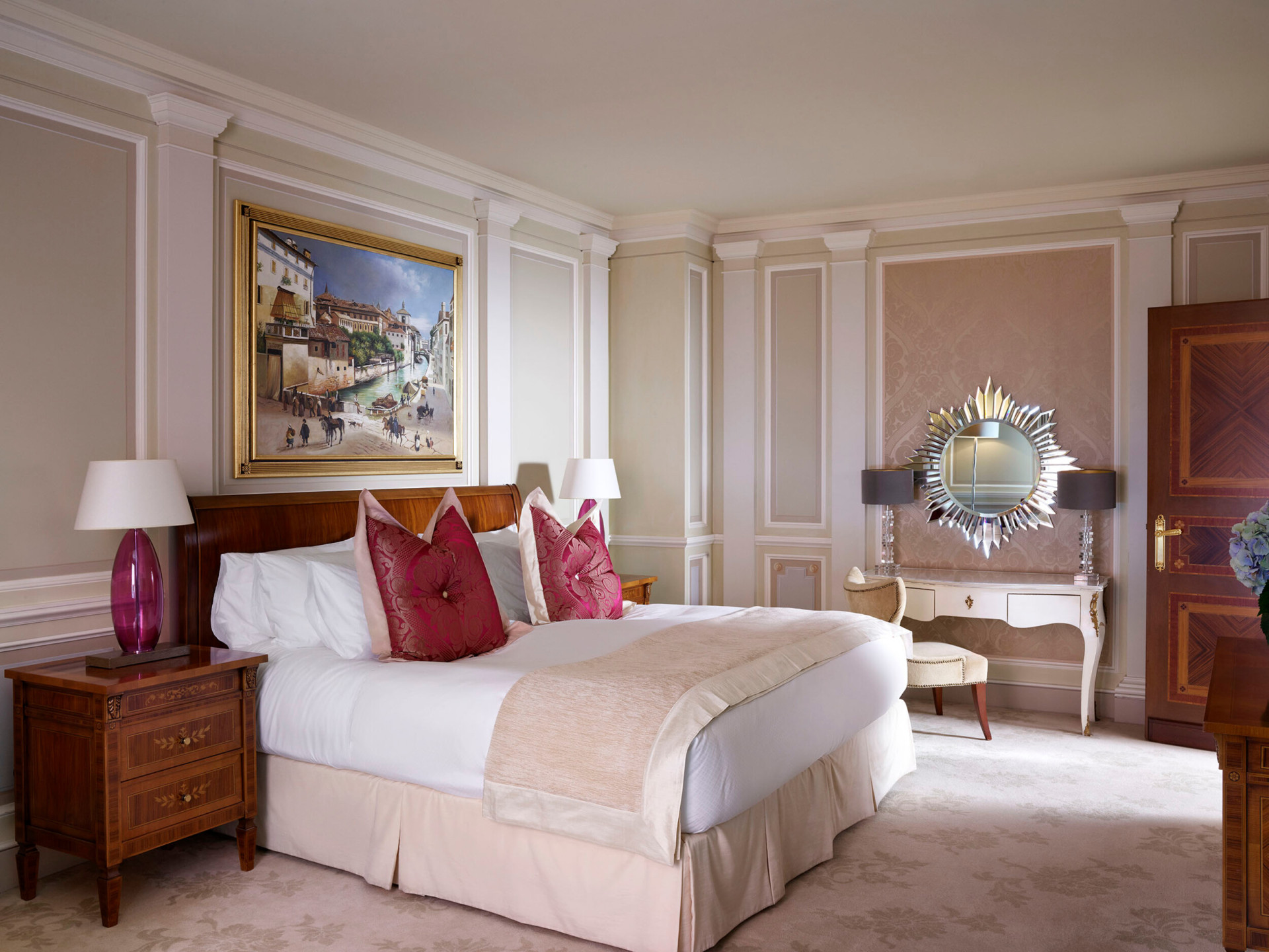 Camera da letto della Principe Suite con una panoramica completa del letto king size e del tavolo con specchio