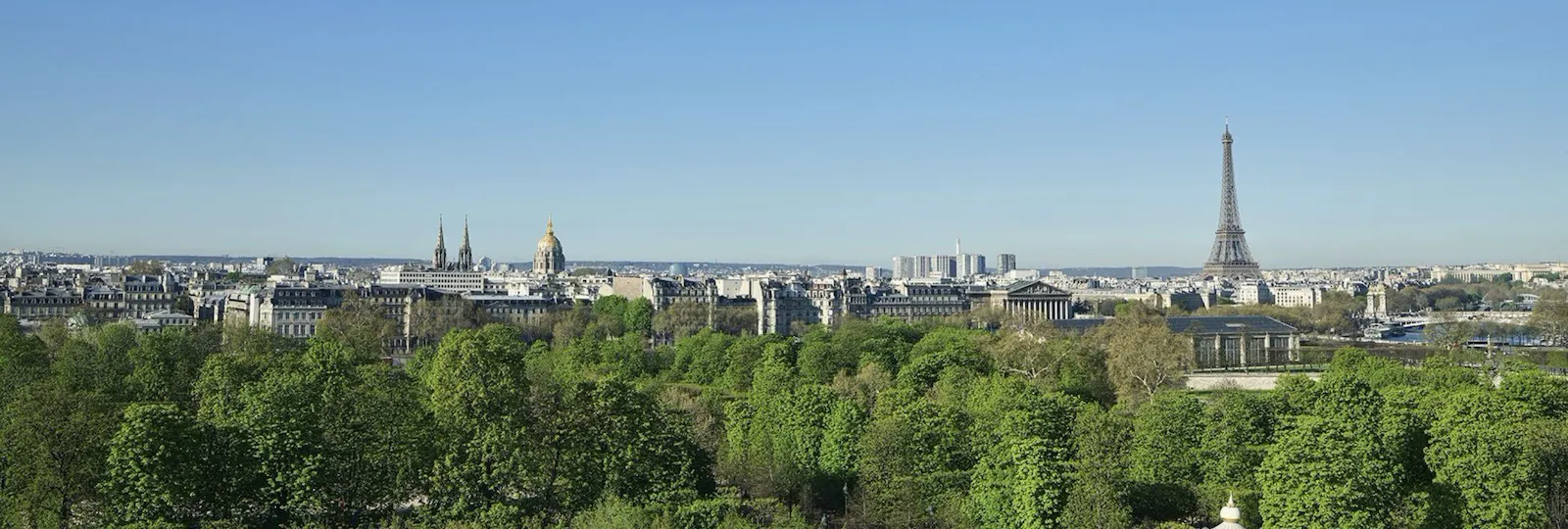 Vue depuis le balcon de la Chambre Exécutive montrant le jardin des Tuileries et la Tour Eiffel